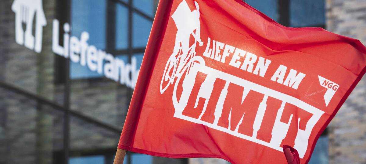 Bild mit einer Fahne der Gewerkschaft Nahrung-Genuss-Gaststätten auf dem der Spruch steht: "Liefern am Limit"
