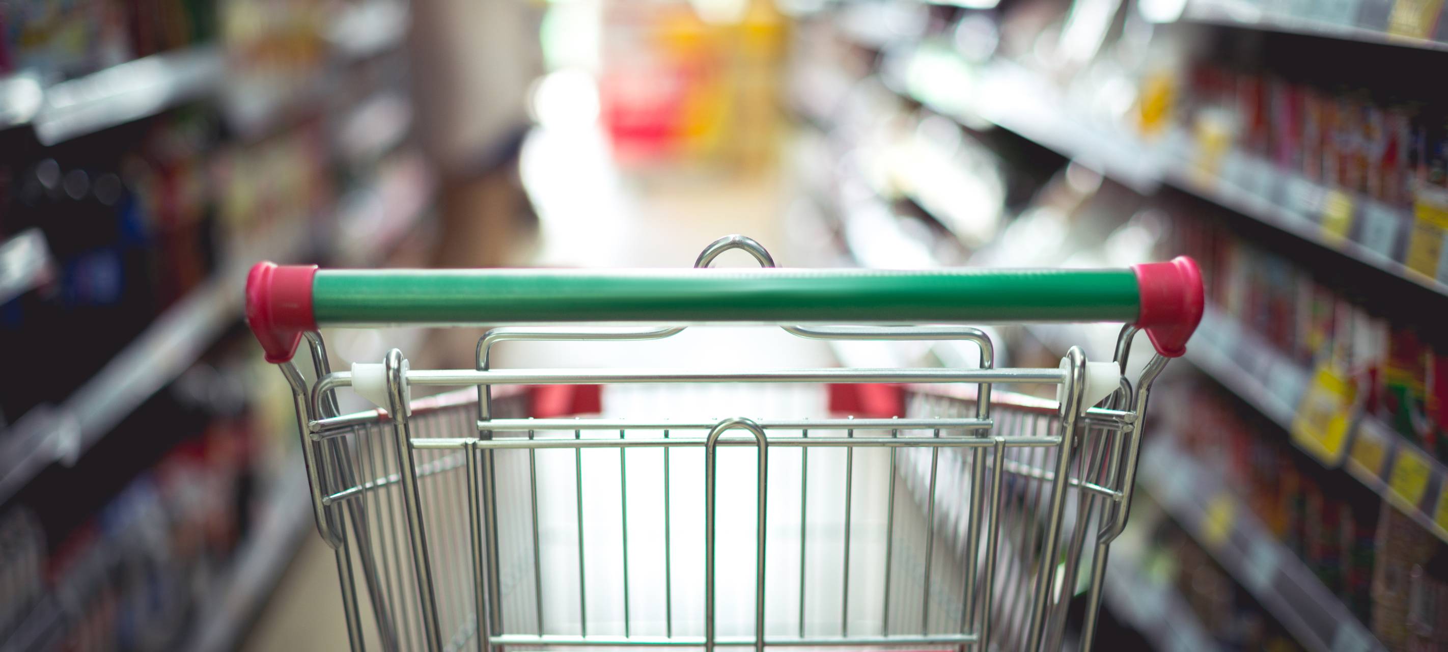Einkaufswagen im Supermarkt