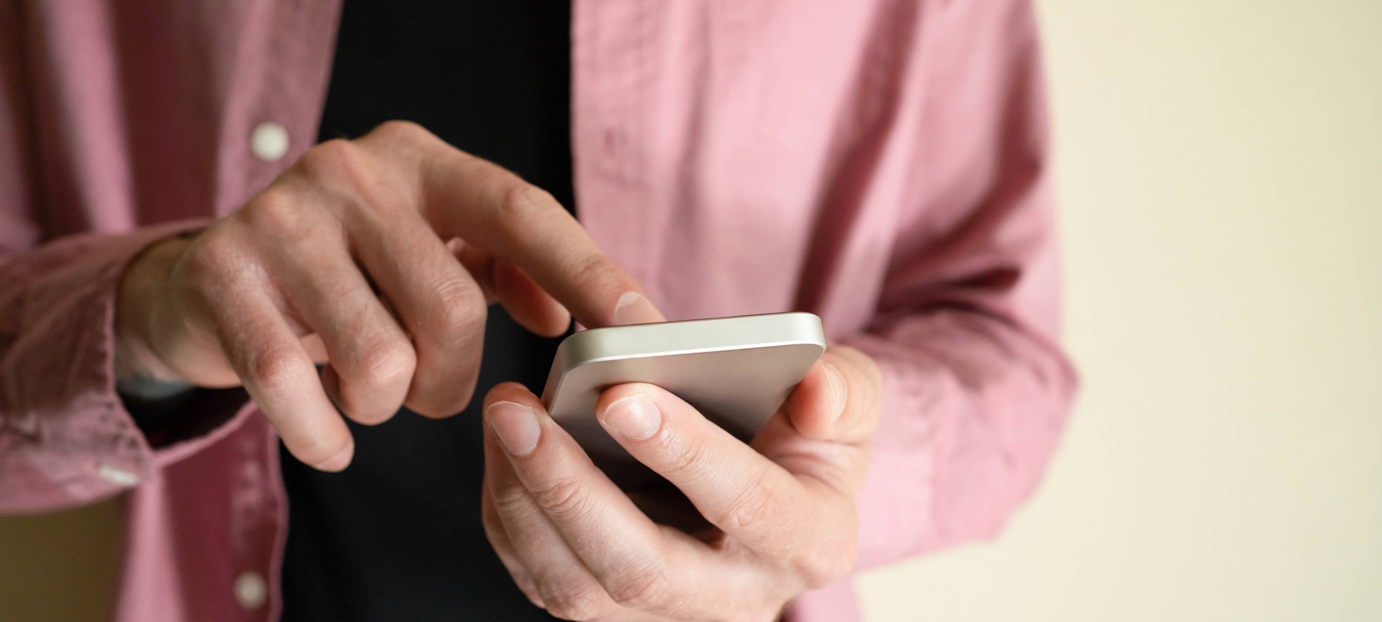 Mann hält Smartphone in der Hand