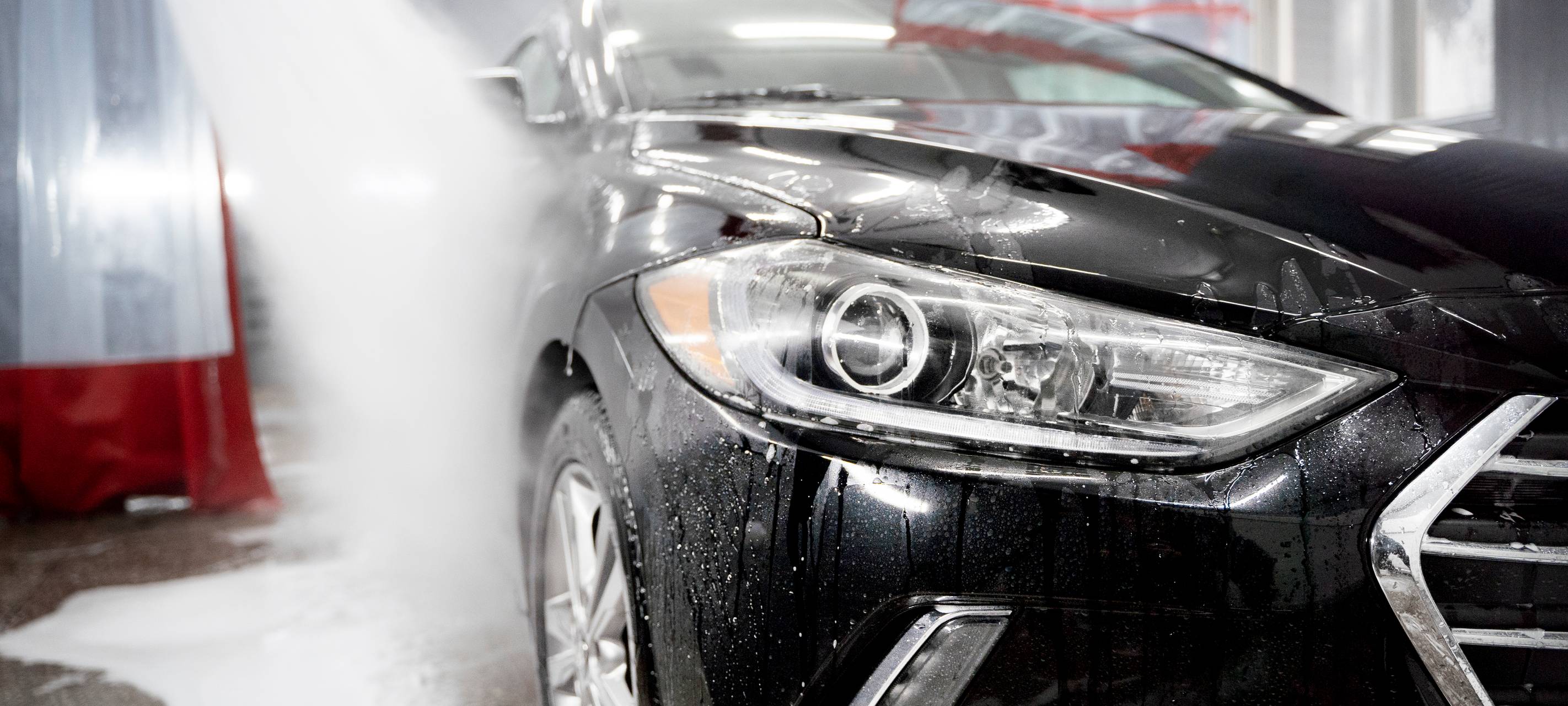 Symbolbild: Auto in der Waschanlage