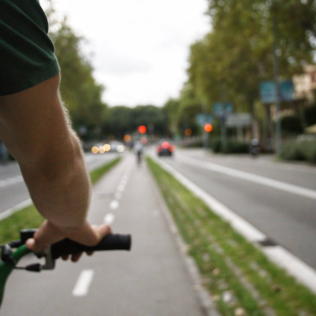 Radfahrer auf dem Radweg.