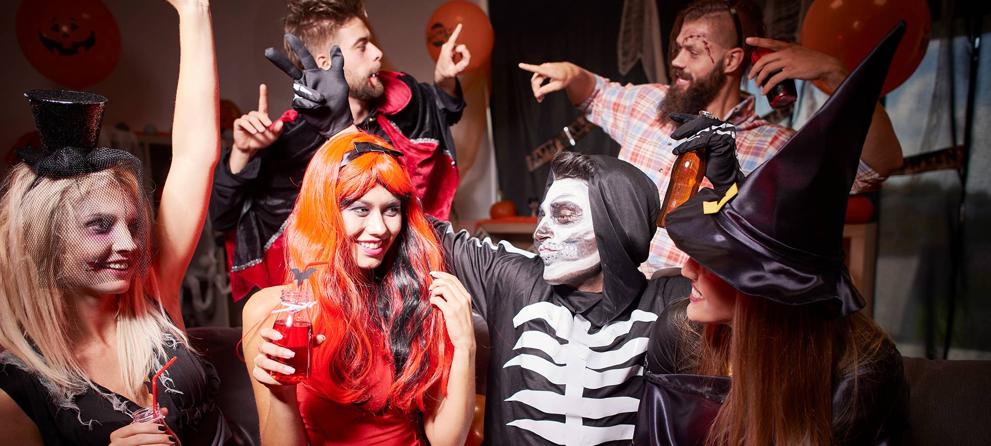 Menschen feiern in Kostümen Halloween.