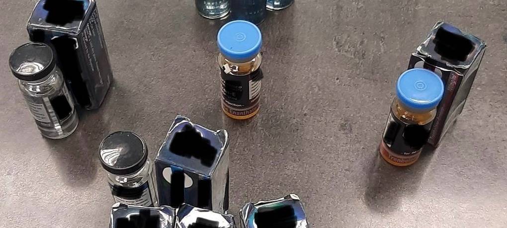 Auf dem Bild sind die 15 konfiszierten Ampullen Testosteron zu sehen.
