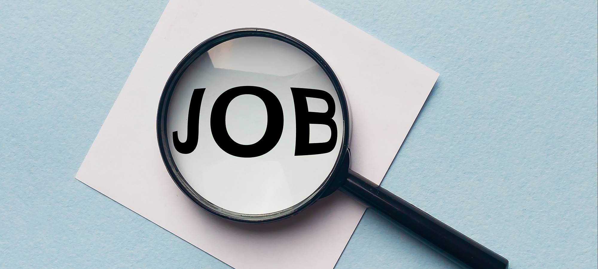 Symbolbild: Lupe auf der Schrift "Job"