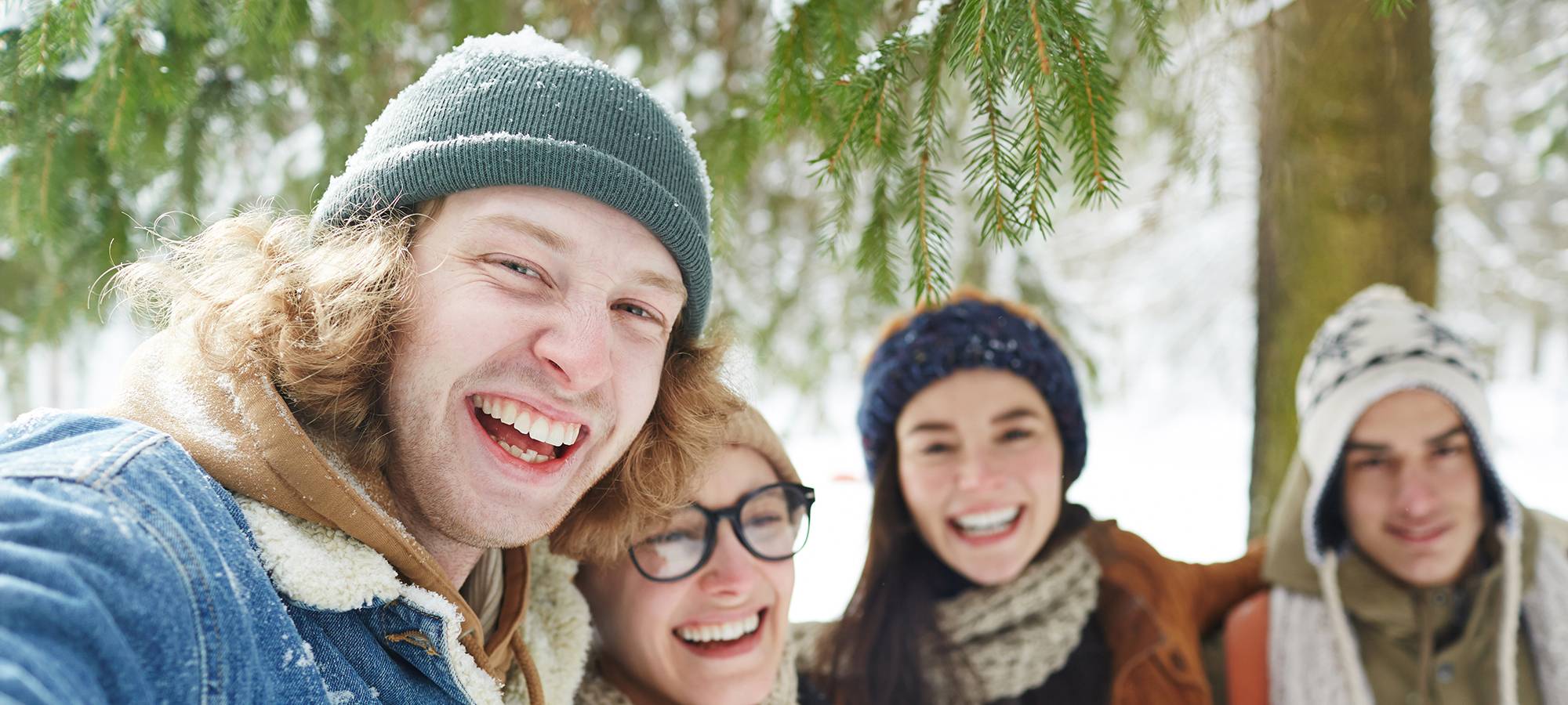 Freundesgruppe im Schnee lachen.