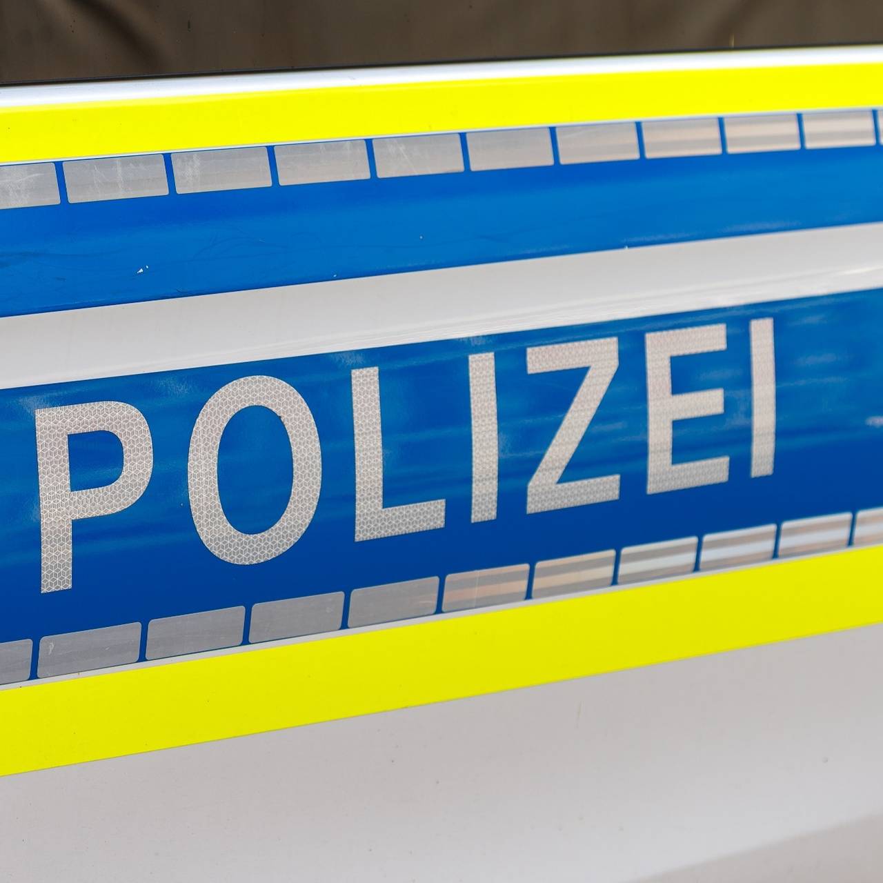 Polizei-Schriftzug auf Auto
