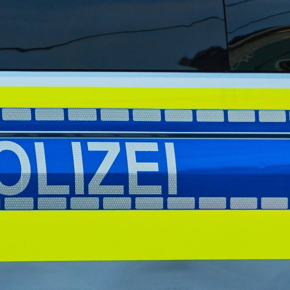 Polizei-Schriftzug auf Auto.