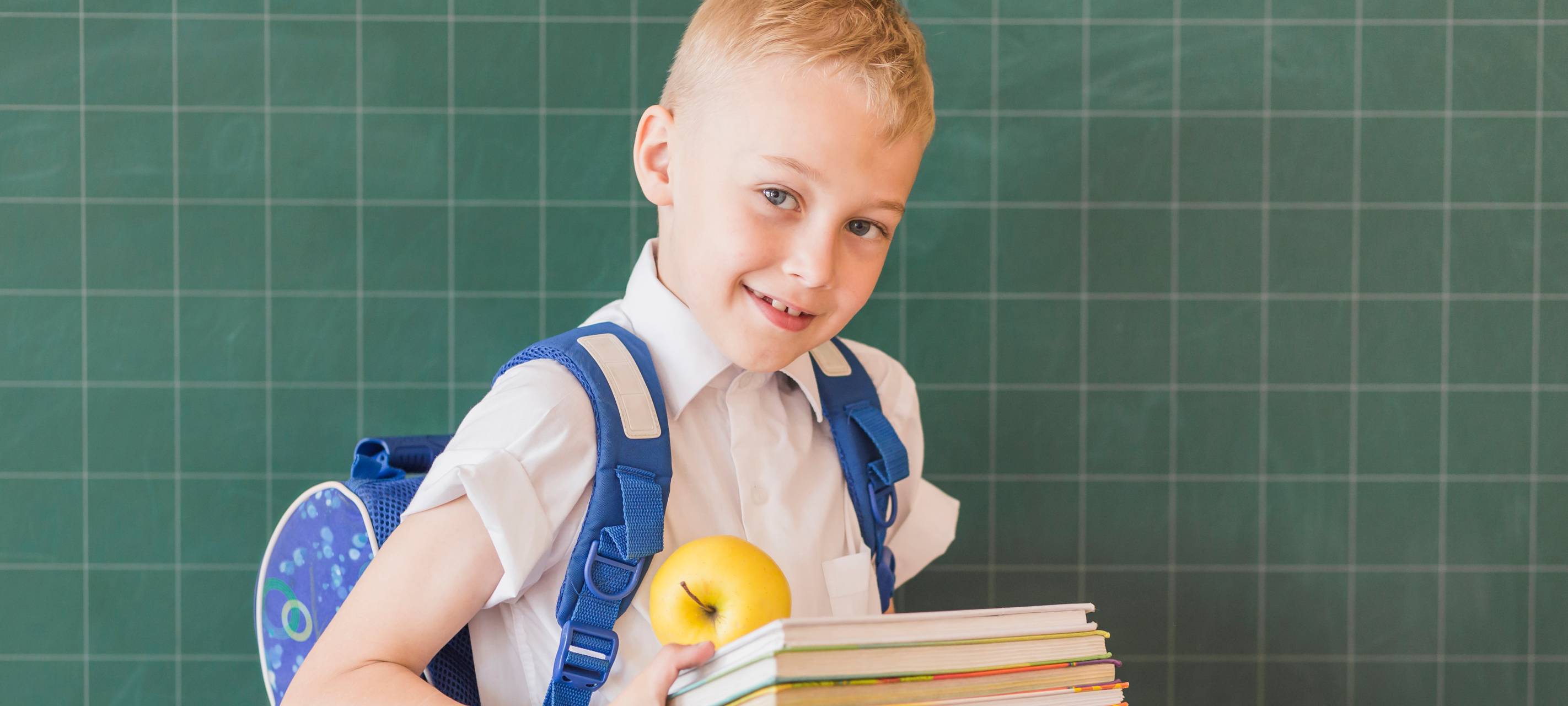 Junge mit Tornister auf dem Rücken.