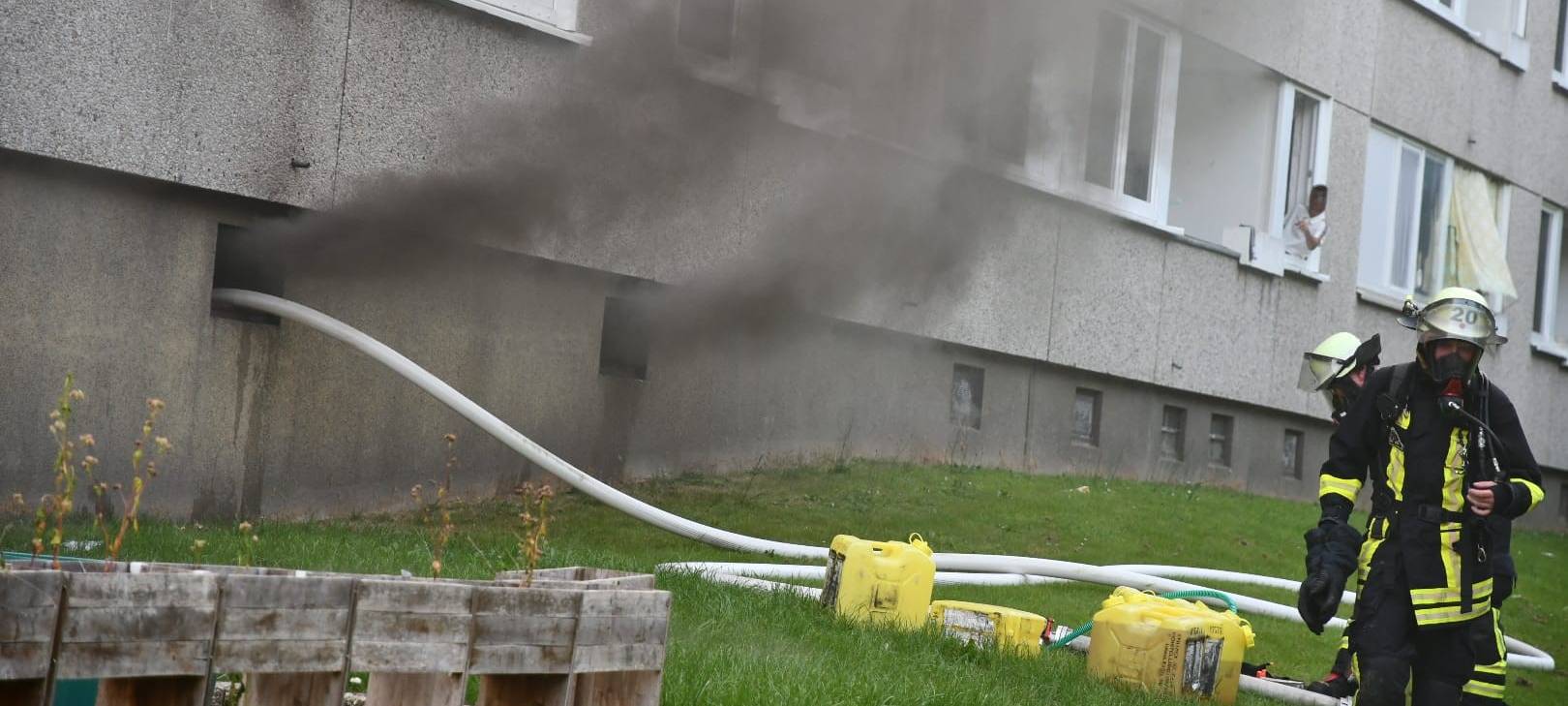 Einsatzkräfte bei dem Aufbau der Brandbekämpfung durch Schaum