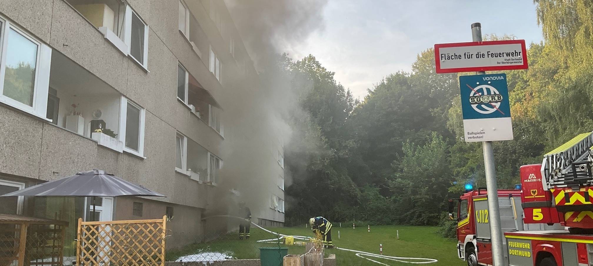 Aus den Kellerfenstern stieg dunkler Brandrauch auf