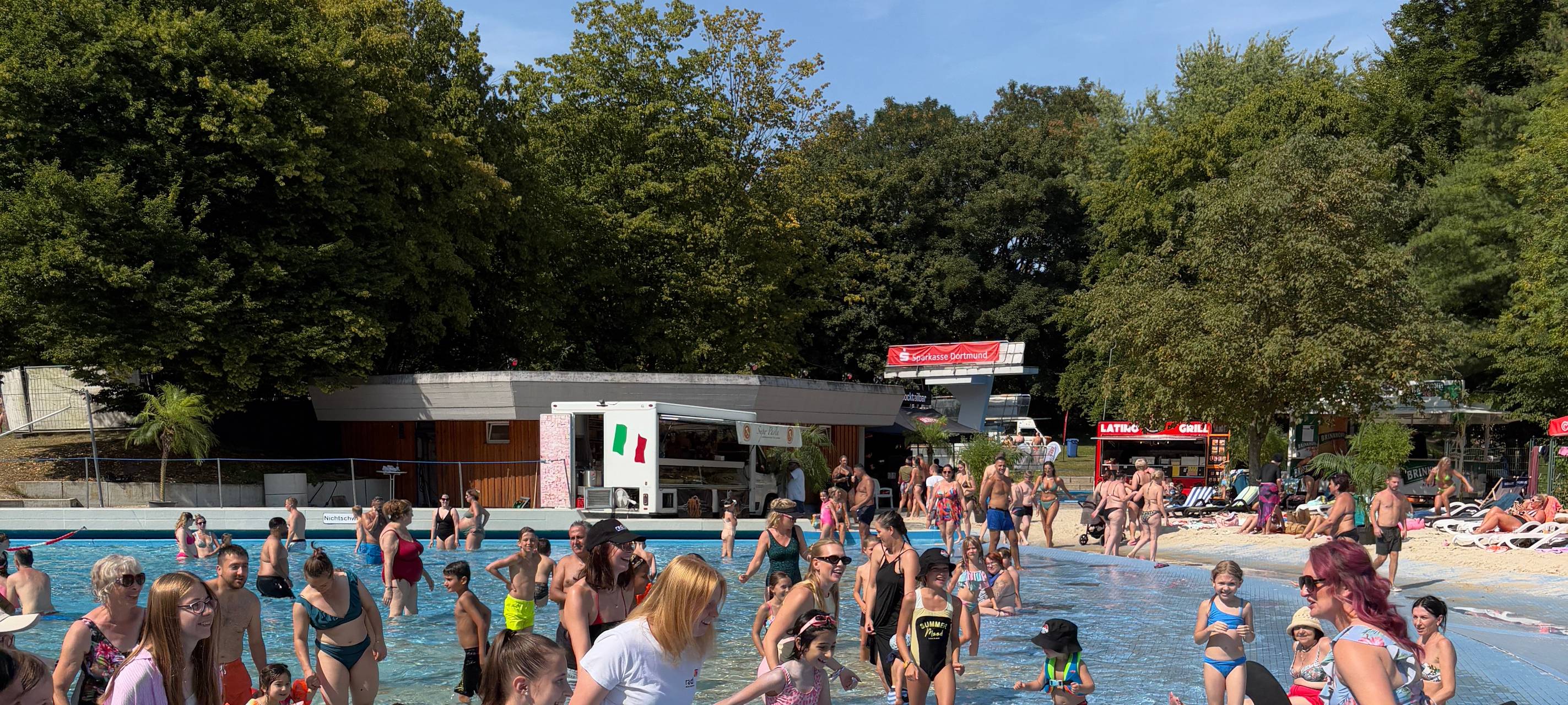 Voller Erfolg: Freibad-Freitag und Sunset-Beach-Club