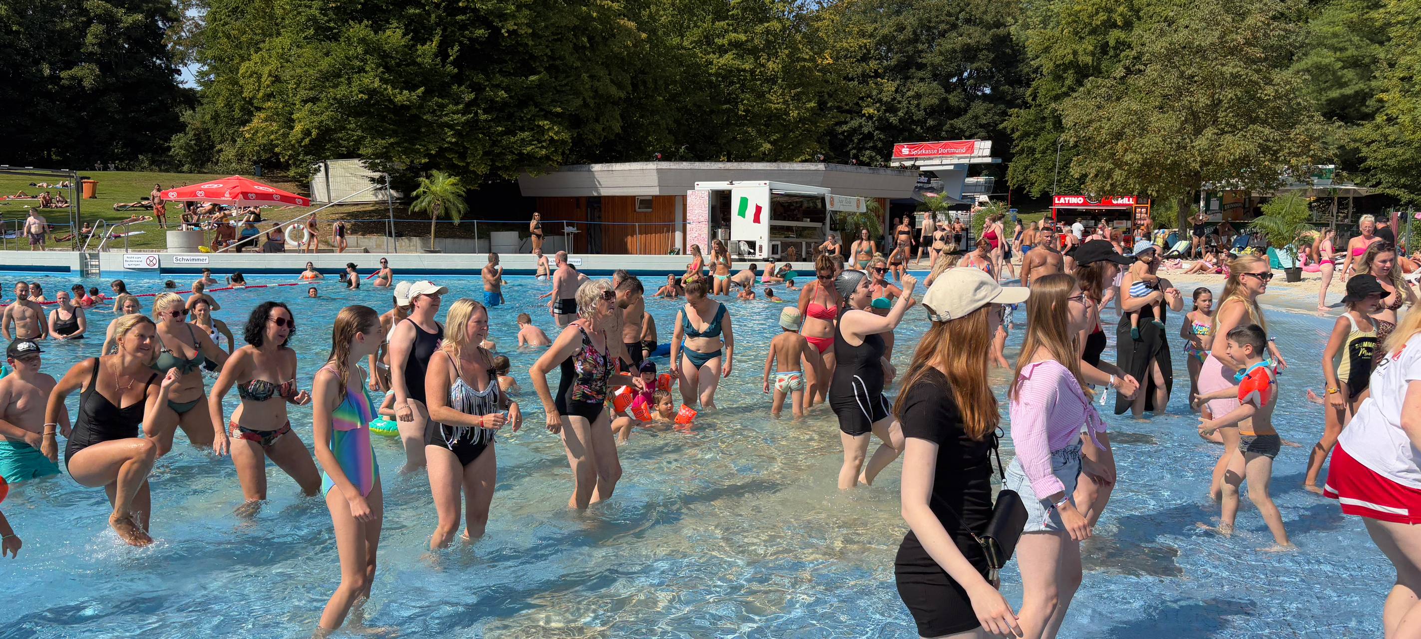 Voller Erfolg: Freibad-Freitag und Sunset-Beach-Club
