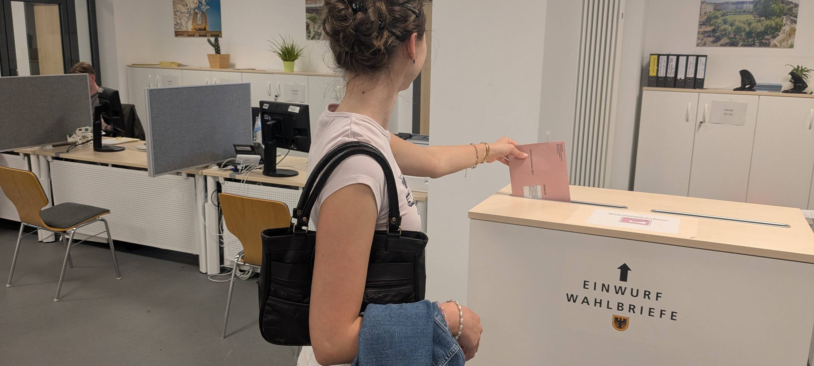 Erstwählerin Romy im Wahllokal