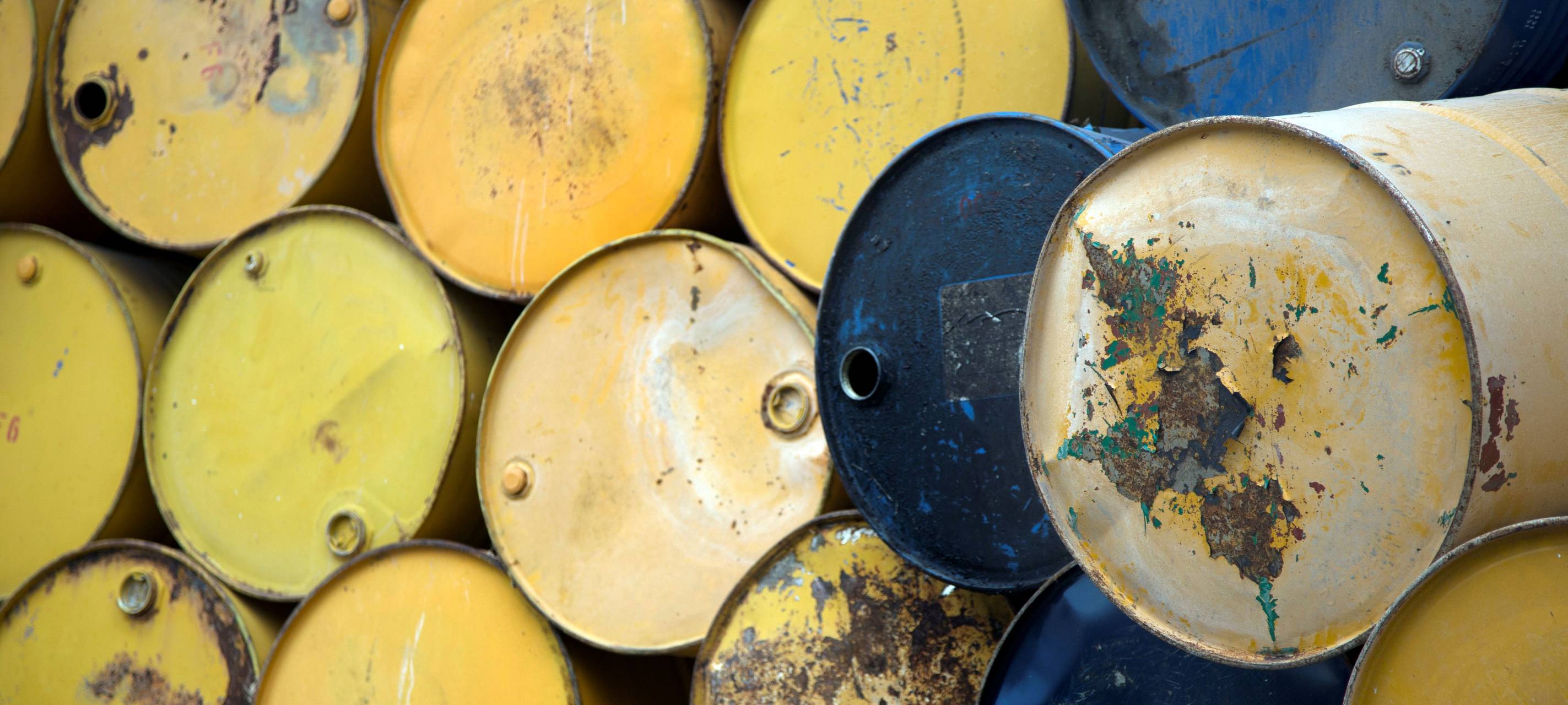 gestapelte Ölfässer