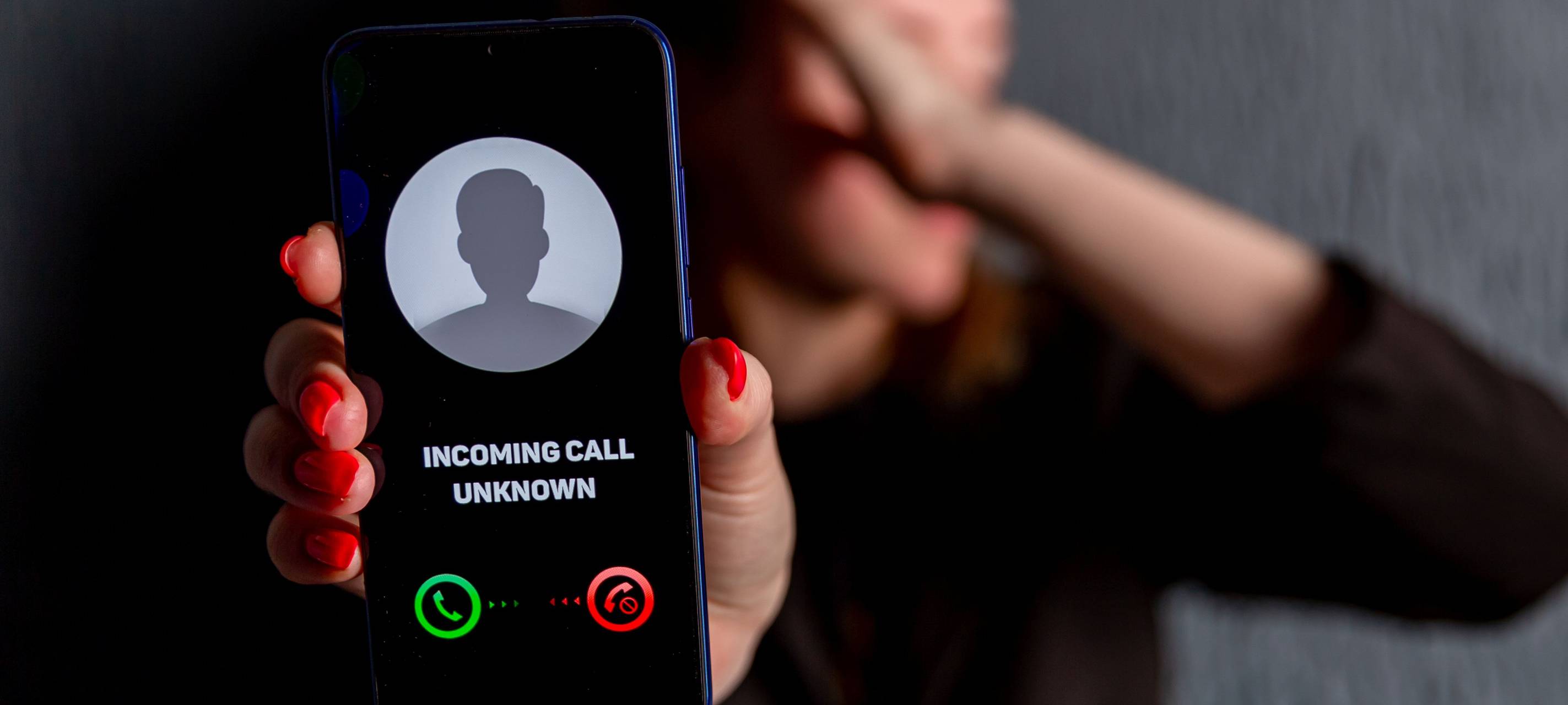 Handy auf dem steht "incoming Call- Unknown"