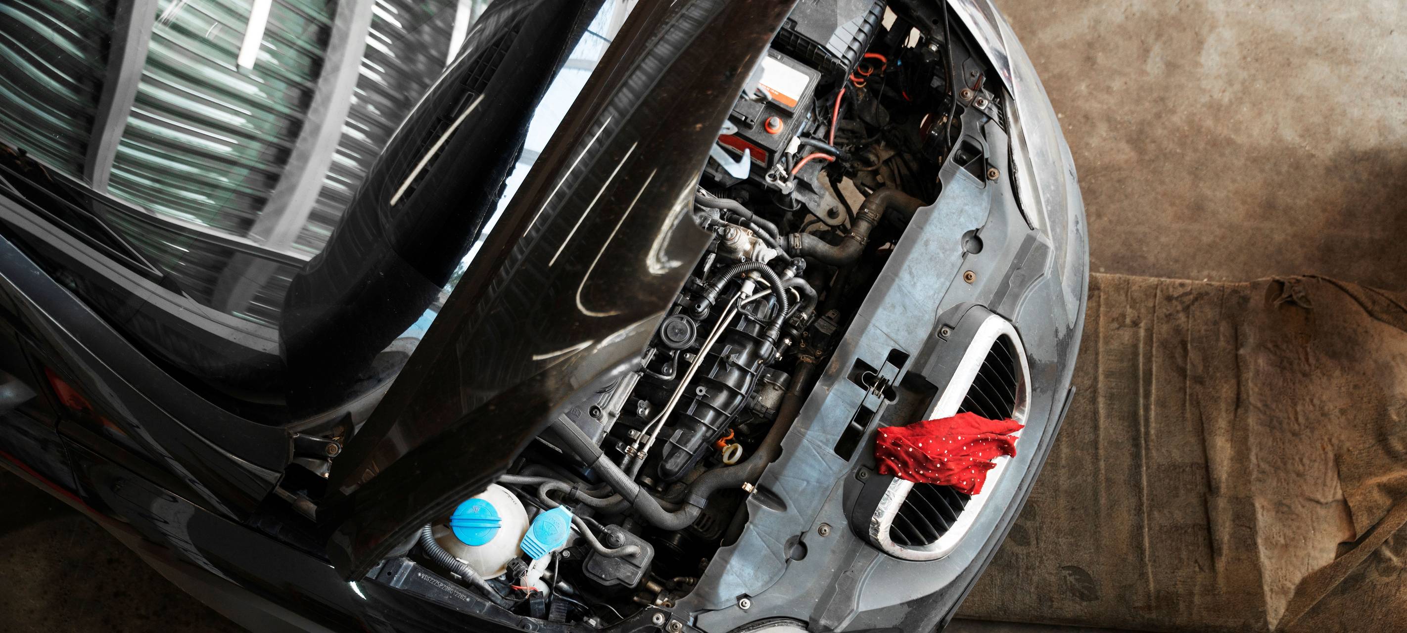 Auto von oben mit offener Motorhaube