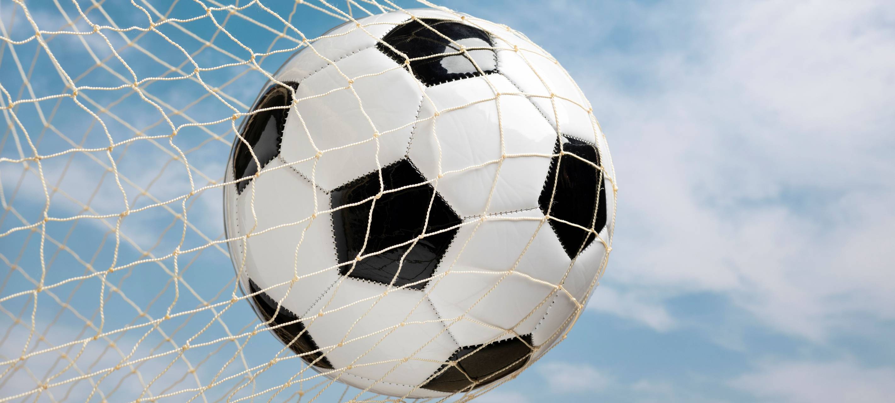 Ball fliegt ins Netz eines Tors