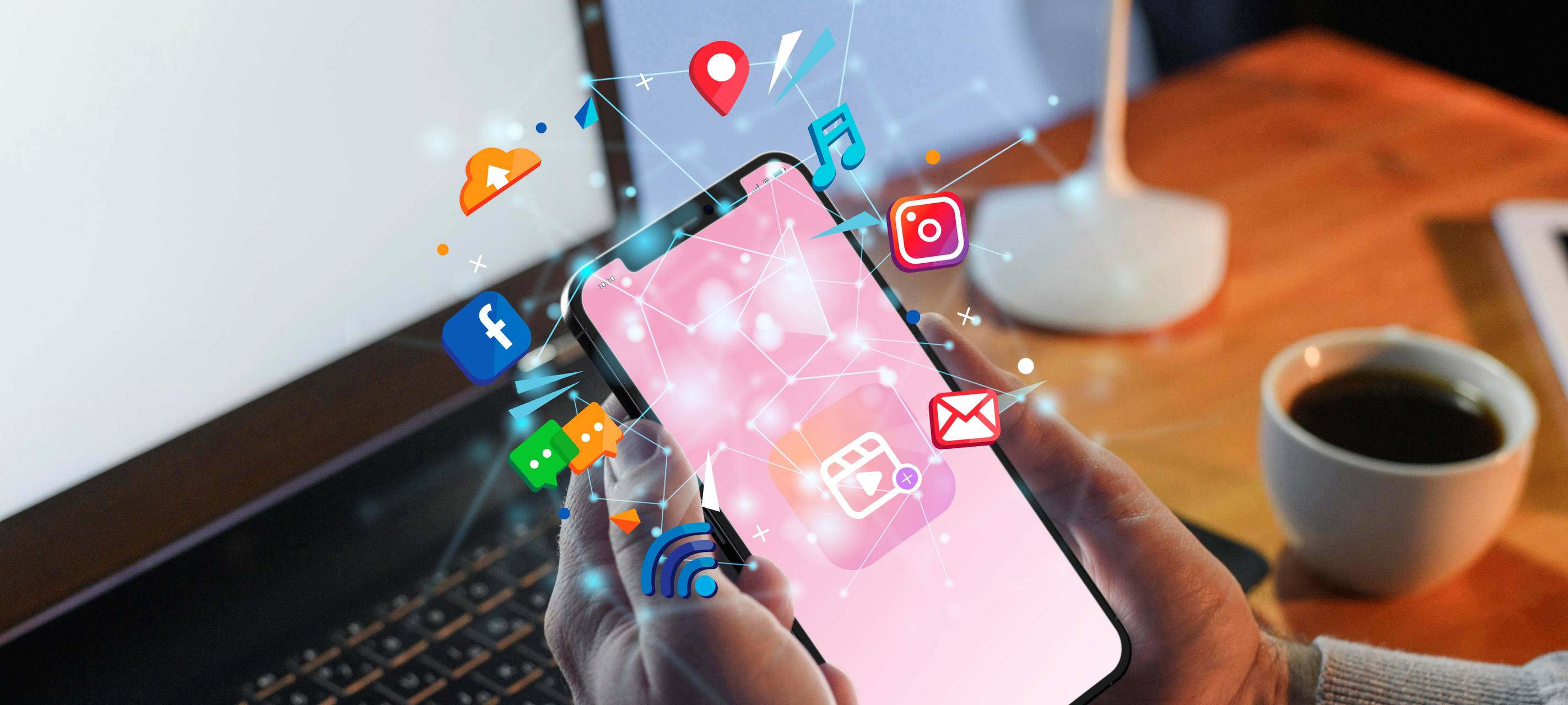 Jemand hält ein Handy in der Hand. Um das Handy herum sind Symbole von sozialen Medien und anderen Symbolen vom Handy