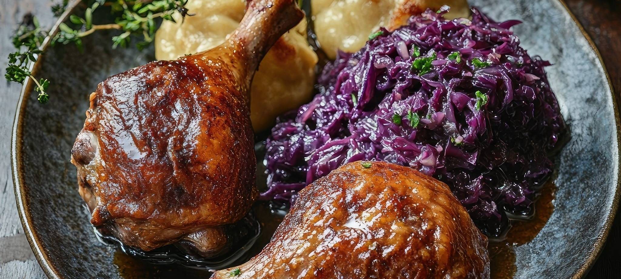 Gänsebraten, Rotkohl und Klöse auf einem Teller