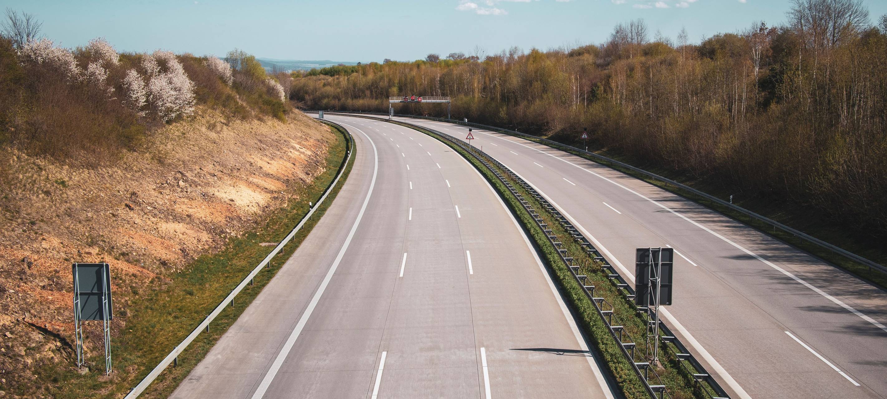 Eine Autobahnstrecke aus der Luft