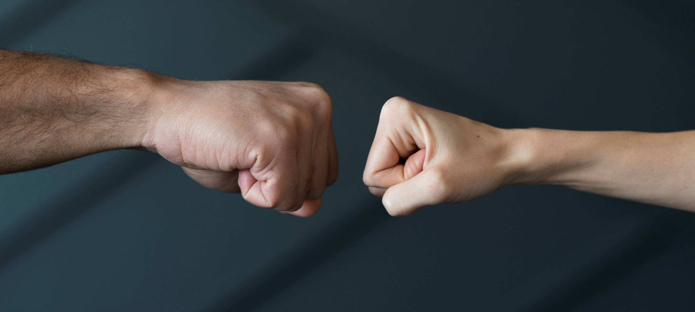 zwei Fäuste zu einander