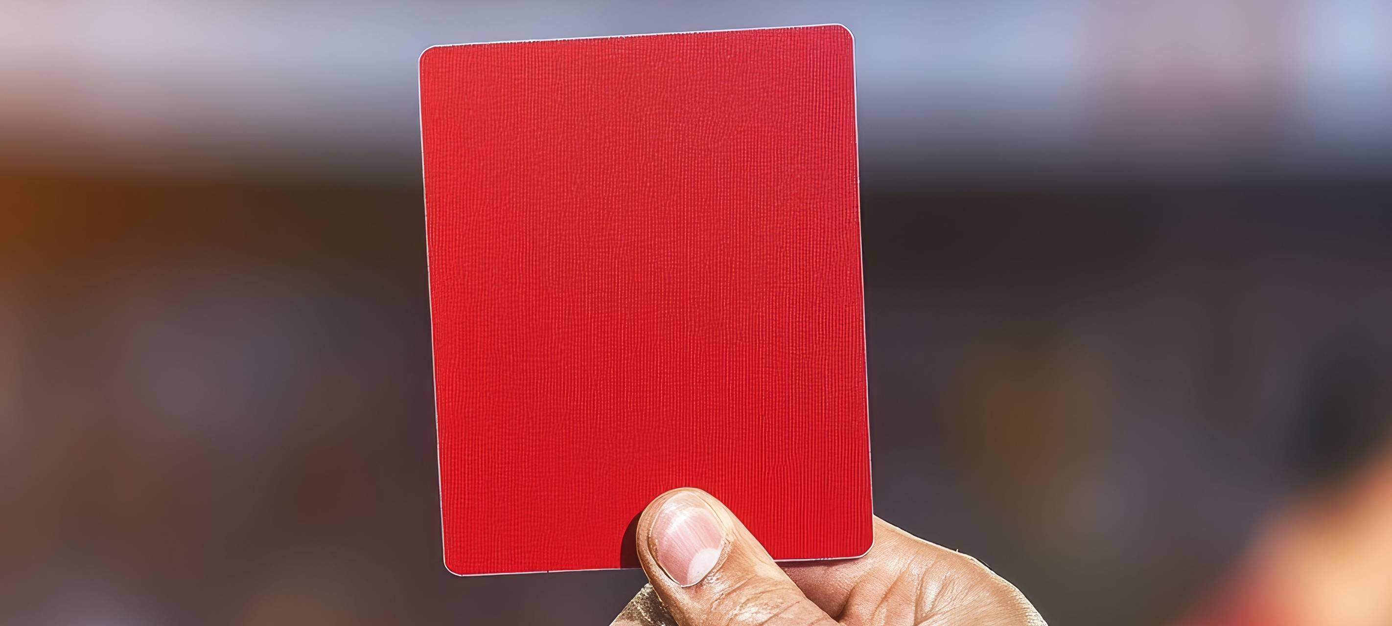 Symbolbild: Rote Karte beim Fußball