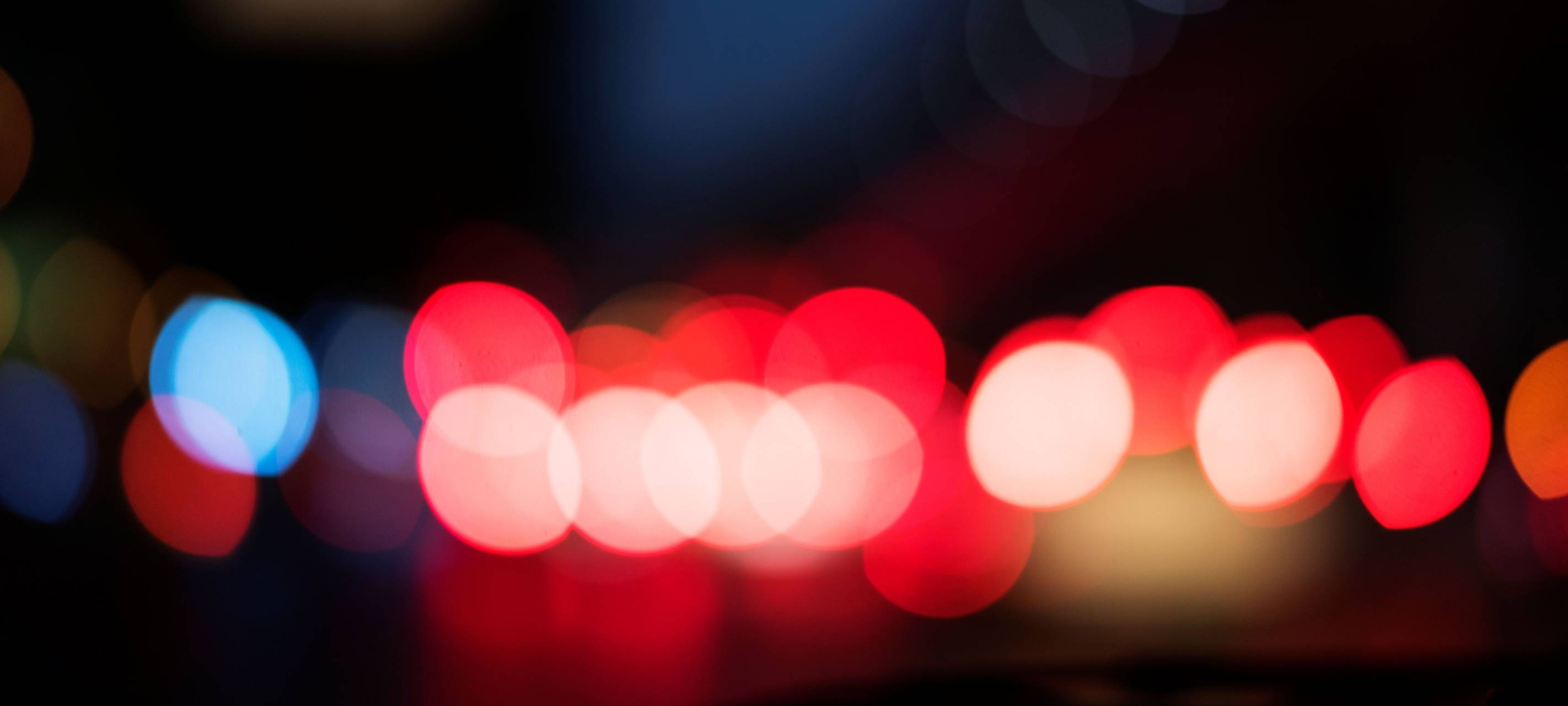 Verschwommenes Polizeilicht bei Nacht