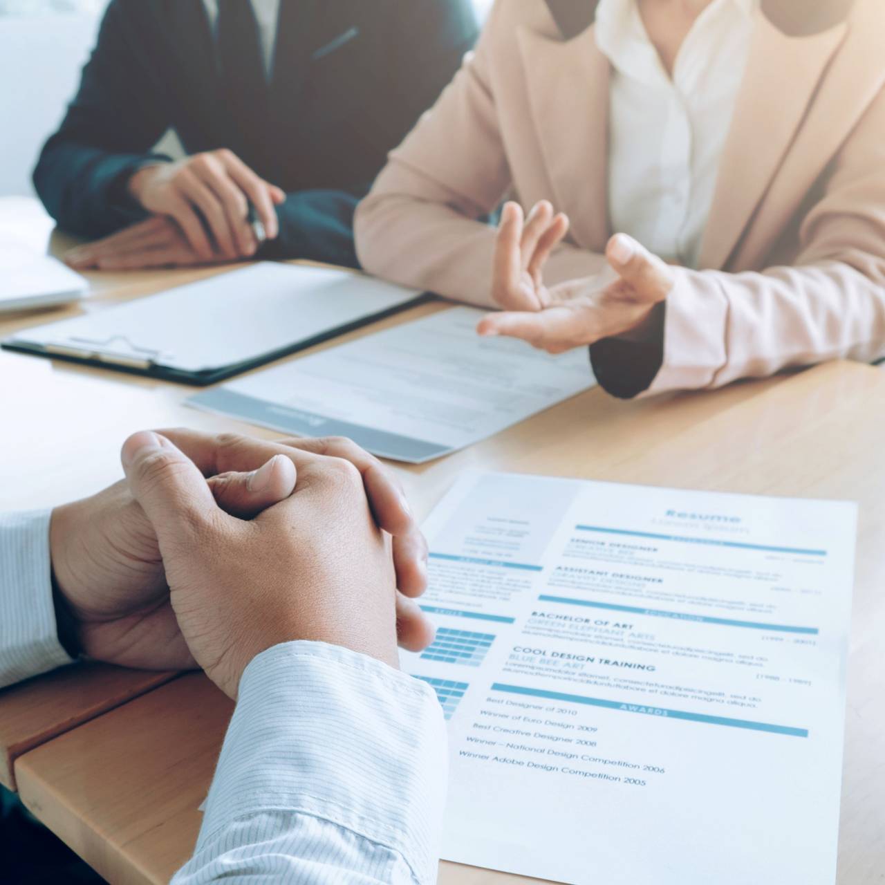 Ein Mann sitzt gegenüber von zwei Personen bei einem Bewerbungsgespräch