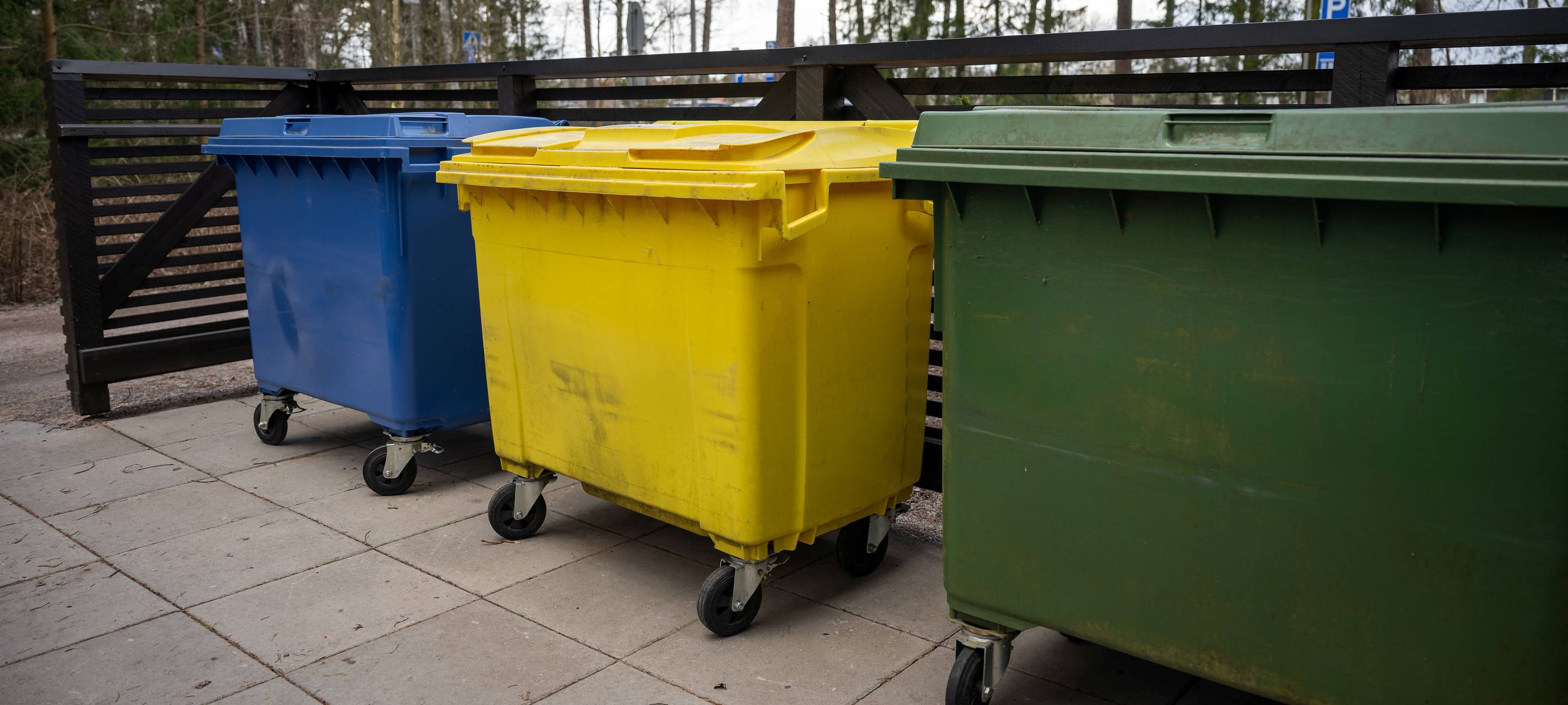 drei verschieden farbige Müllcontainer