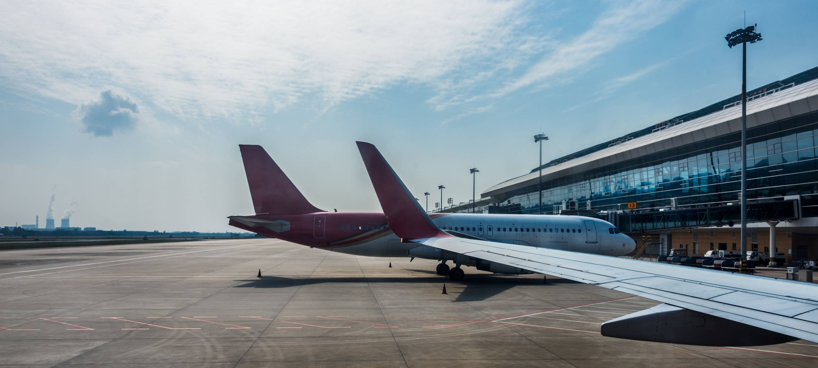 Flugzeug steht auf der Startbahn