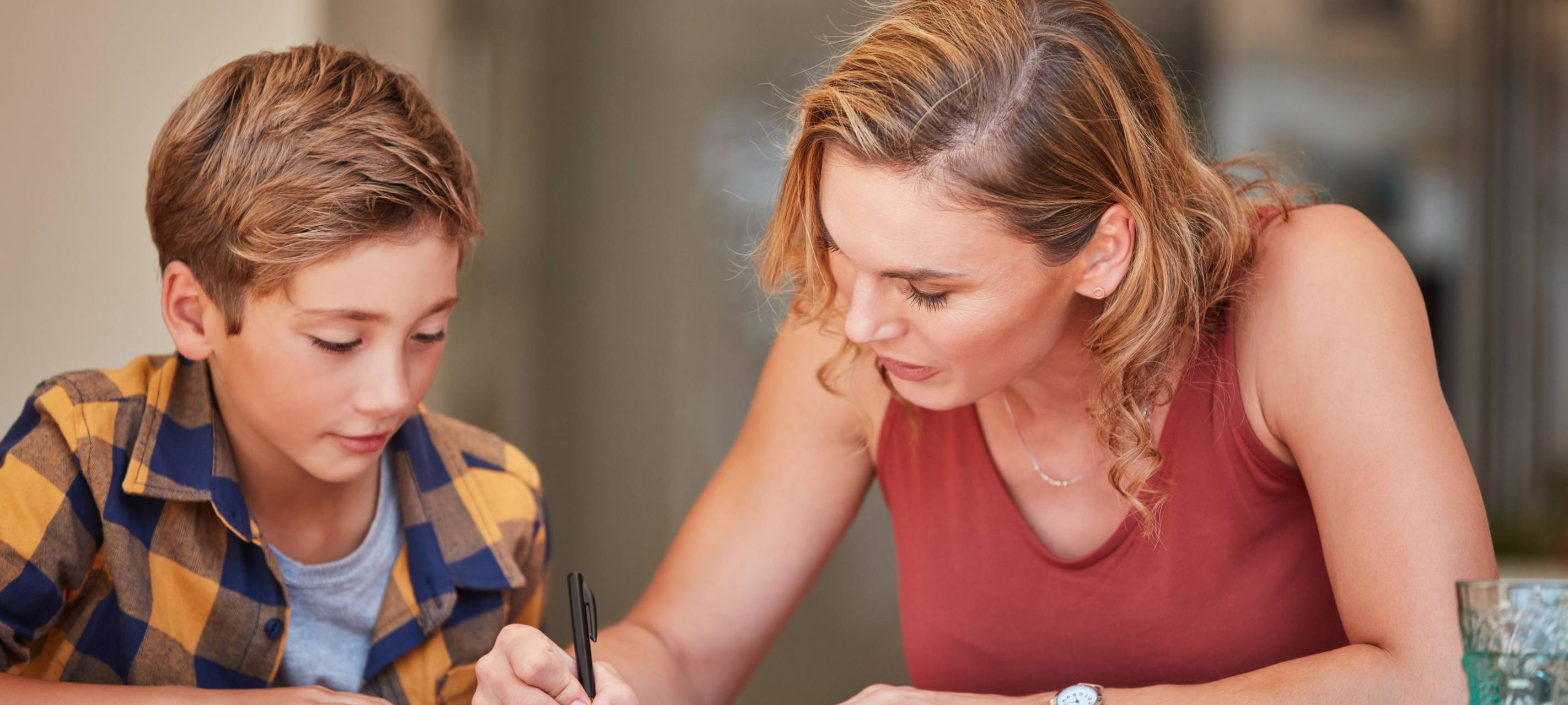 Mutter lernt mit Sohn