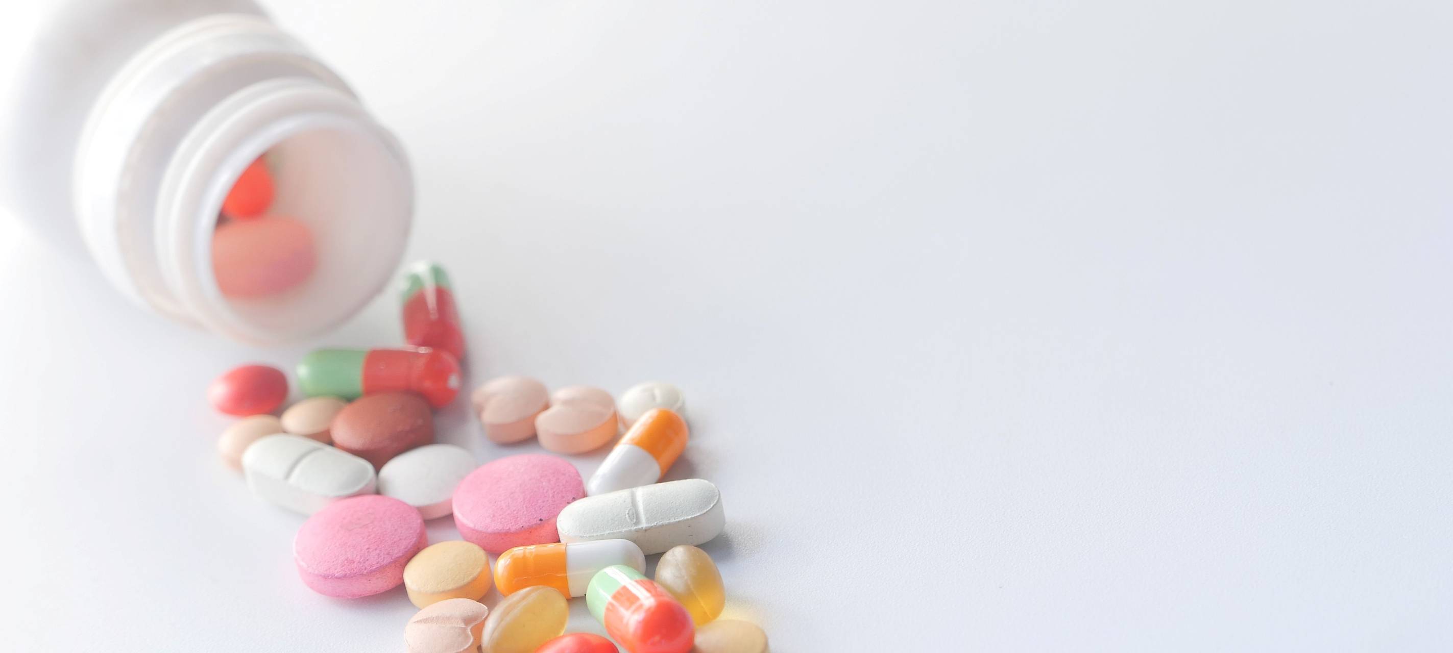 Tabletten verschüttet auf einem Tisch