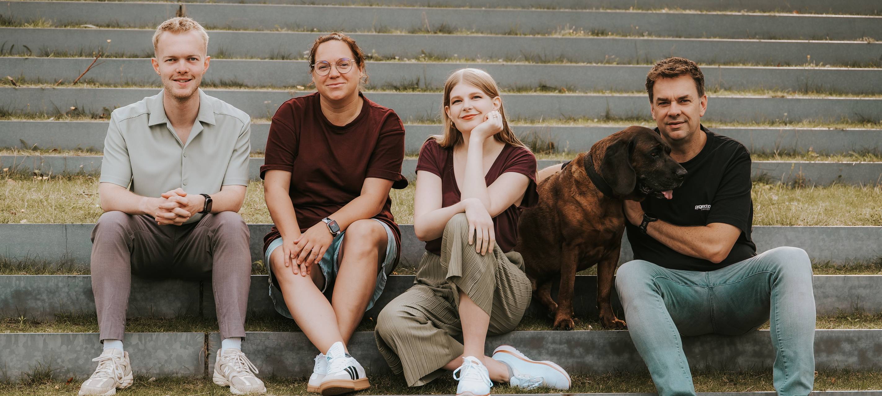 Radio 91.2-Moderatoren (v.l.n.r.) Christopher Deppe, Jackie Kindling, Sharin Leitheiser, Studiohund Slash und Tim Schmutzler.