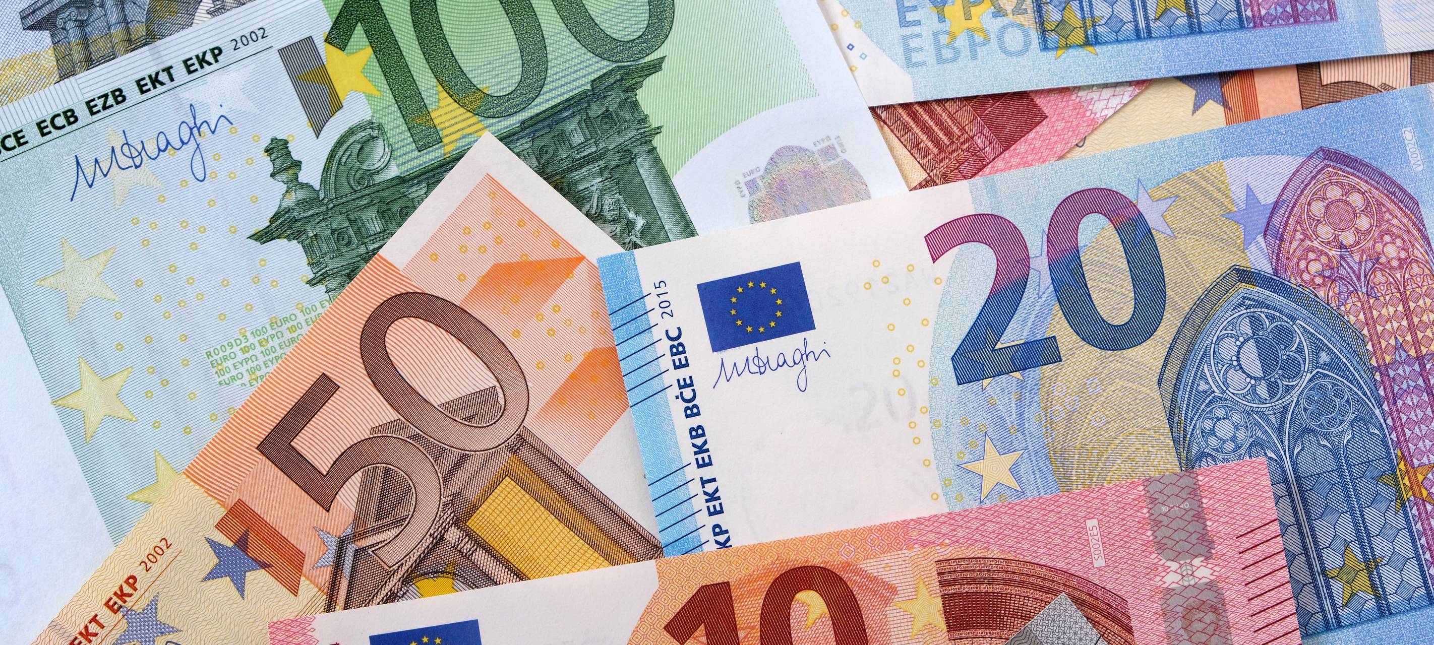 Mehrere Geldscheine auf einem Tisch