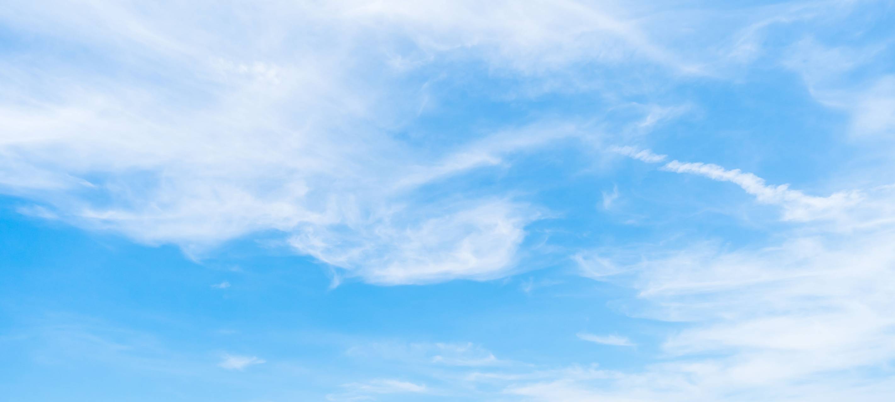 blauer Himmel mit Wolken