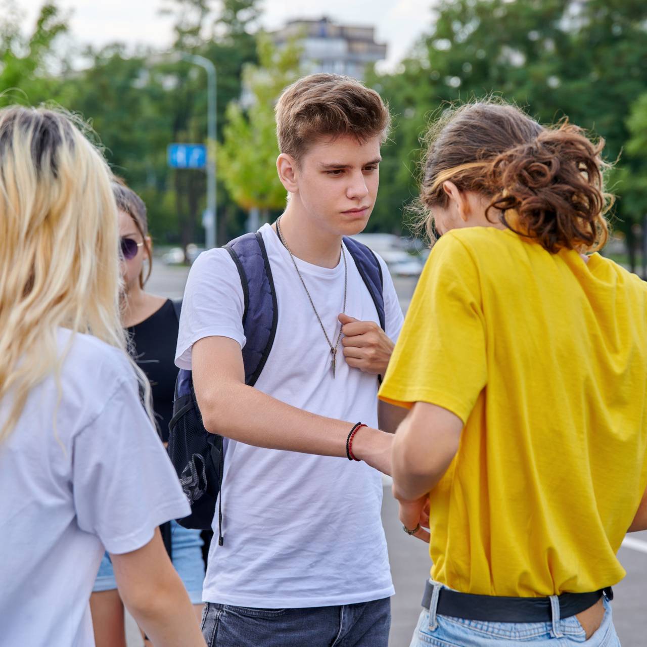 Vier Jugendliche auf einem Parkplatz