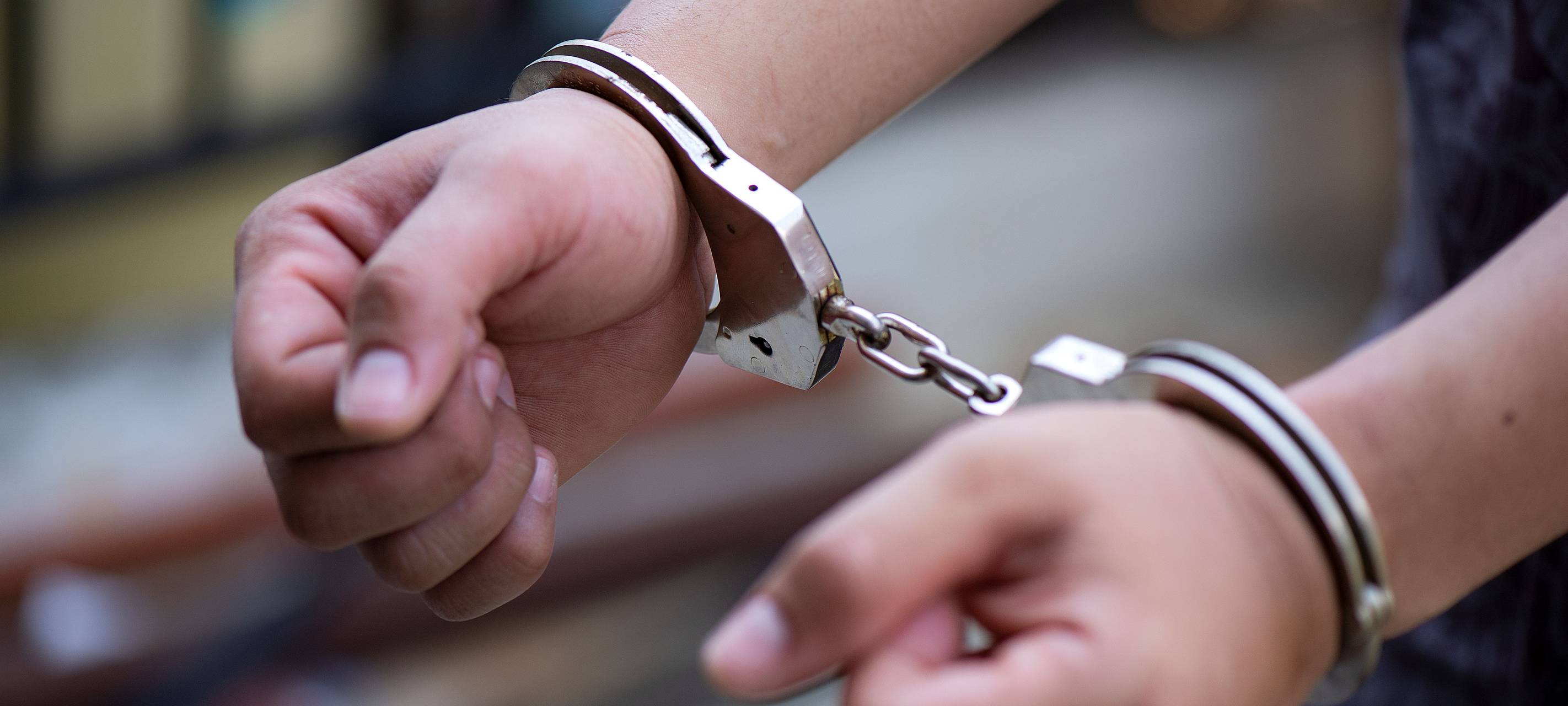 Mann wird festgenommen.