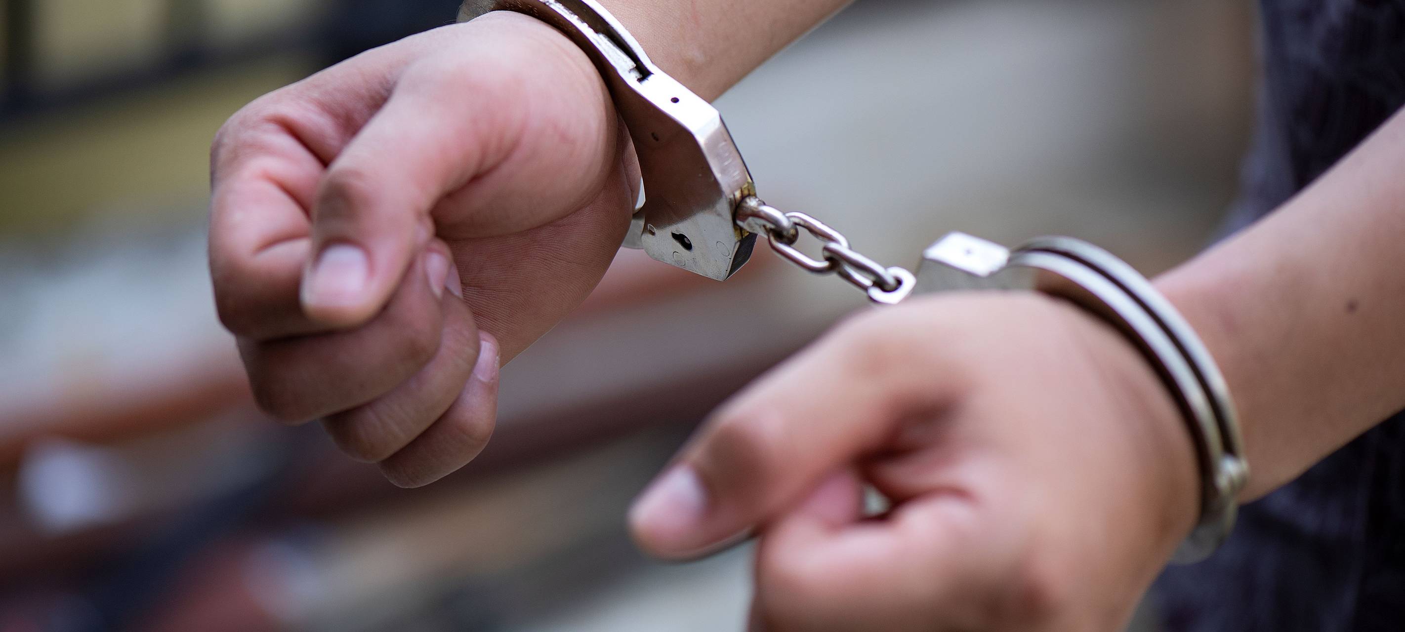 Mann wird festgenommen.