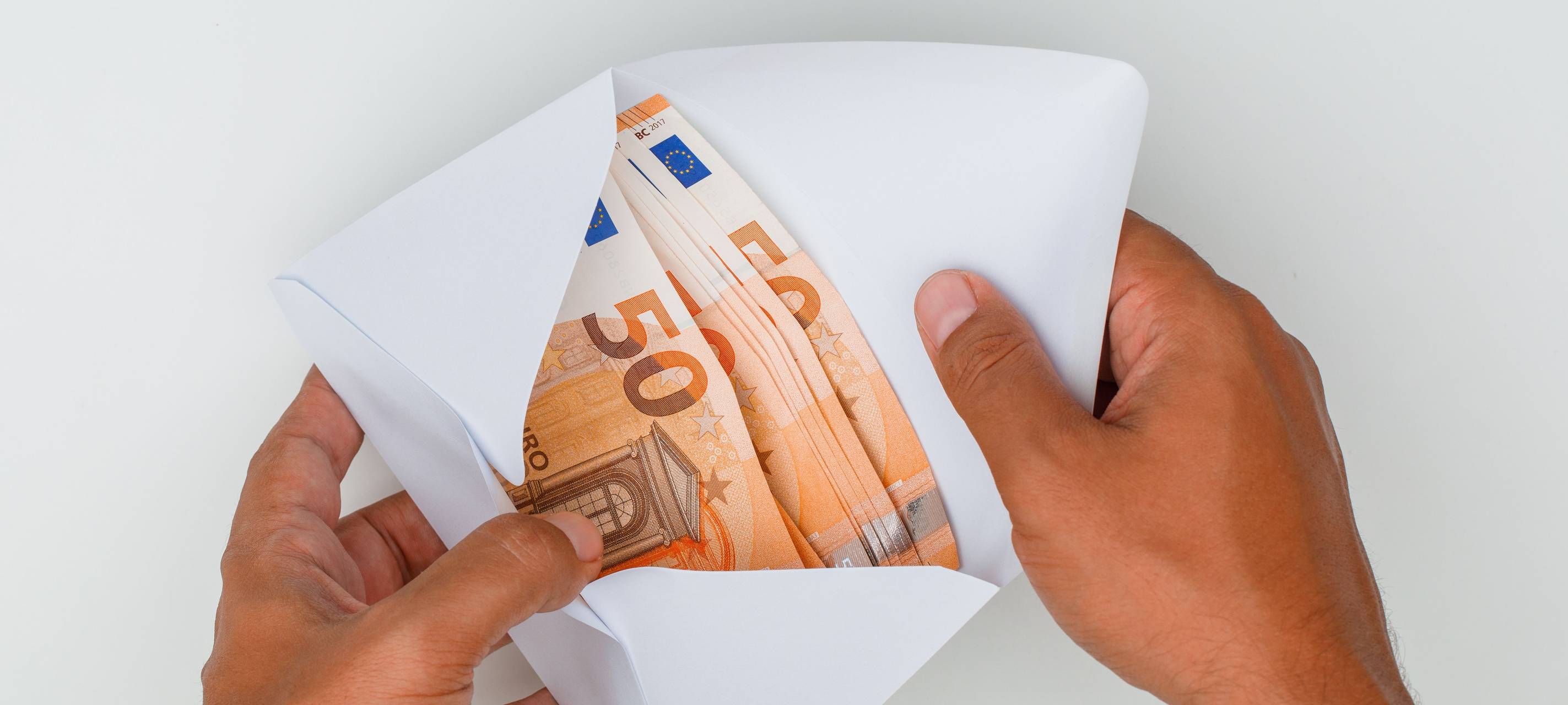 Geldumschlag in dem 50 Euro Scheine drin sind