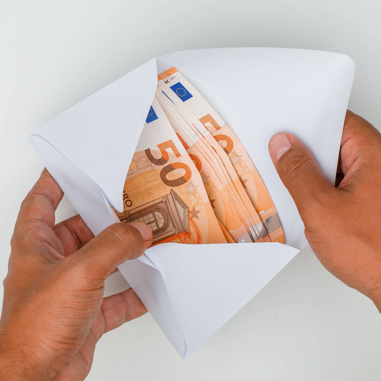Geldumschlag in dem 50 Euro Scheine drin sind