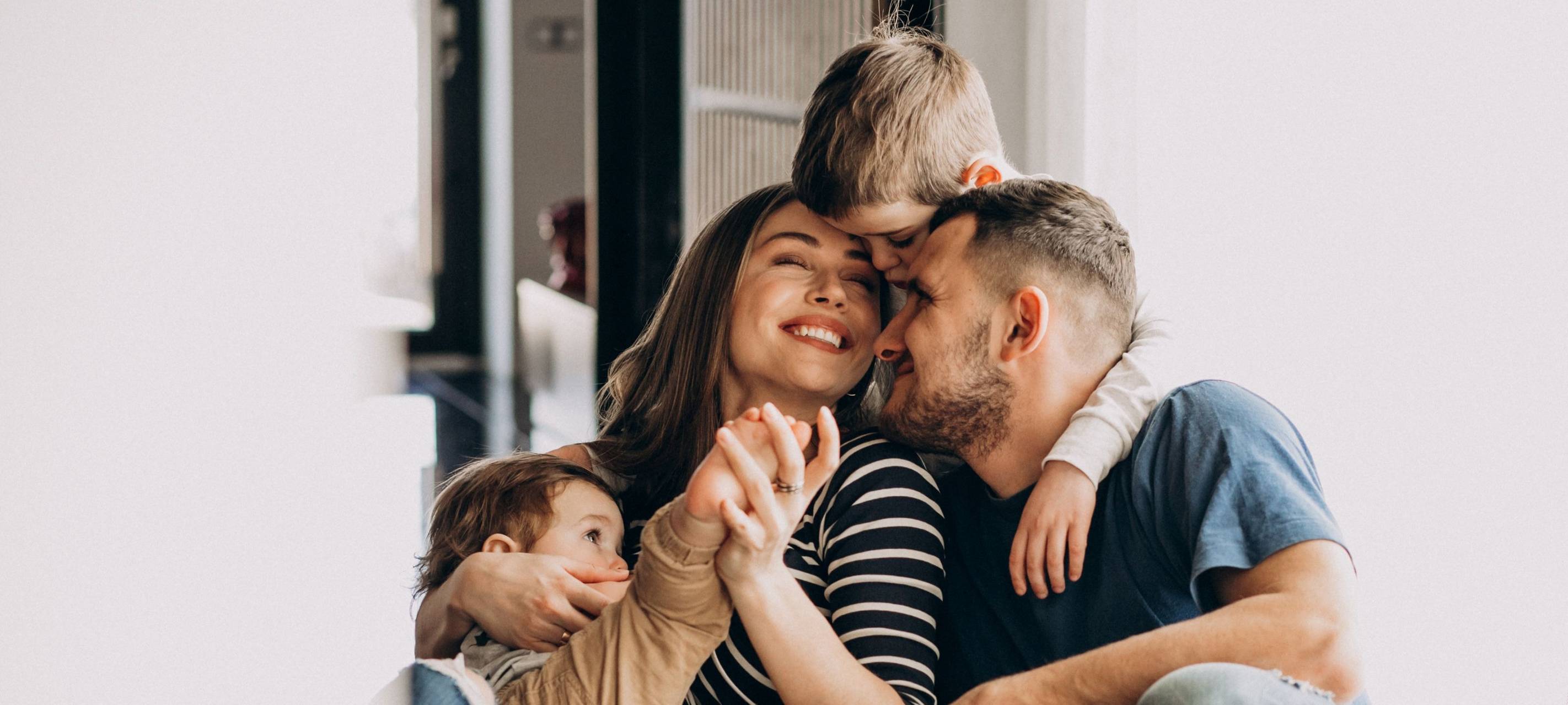 Junge Familie mit zwei kleinen Jungs