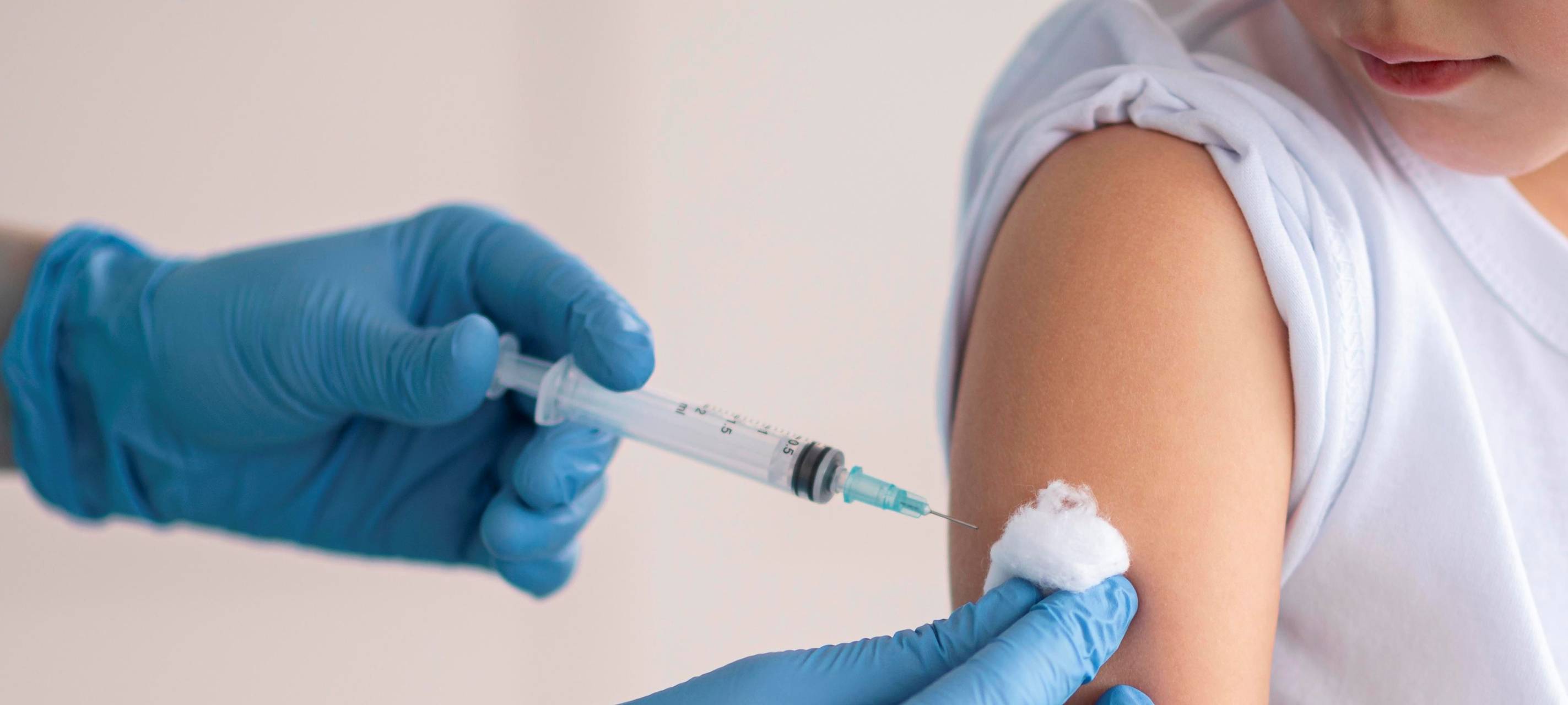 Ein Mädchen wird geimpft