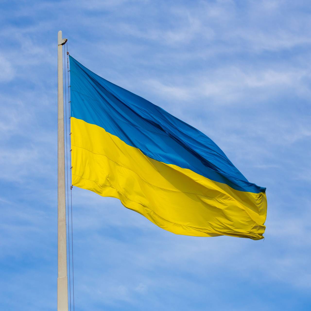 Nationalflagge der Ukraine weht im Wind