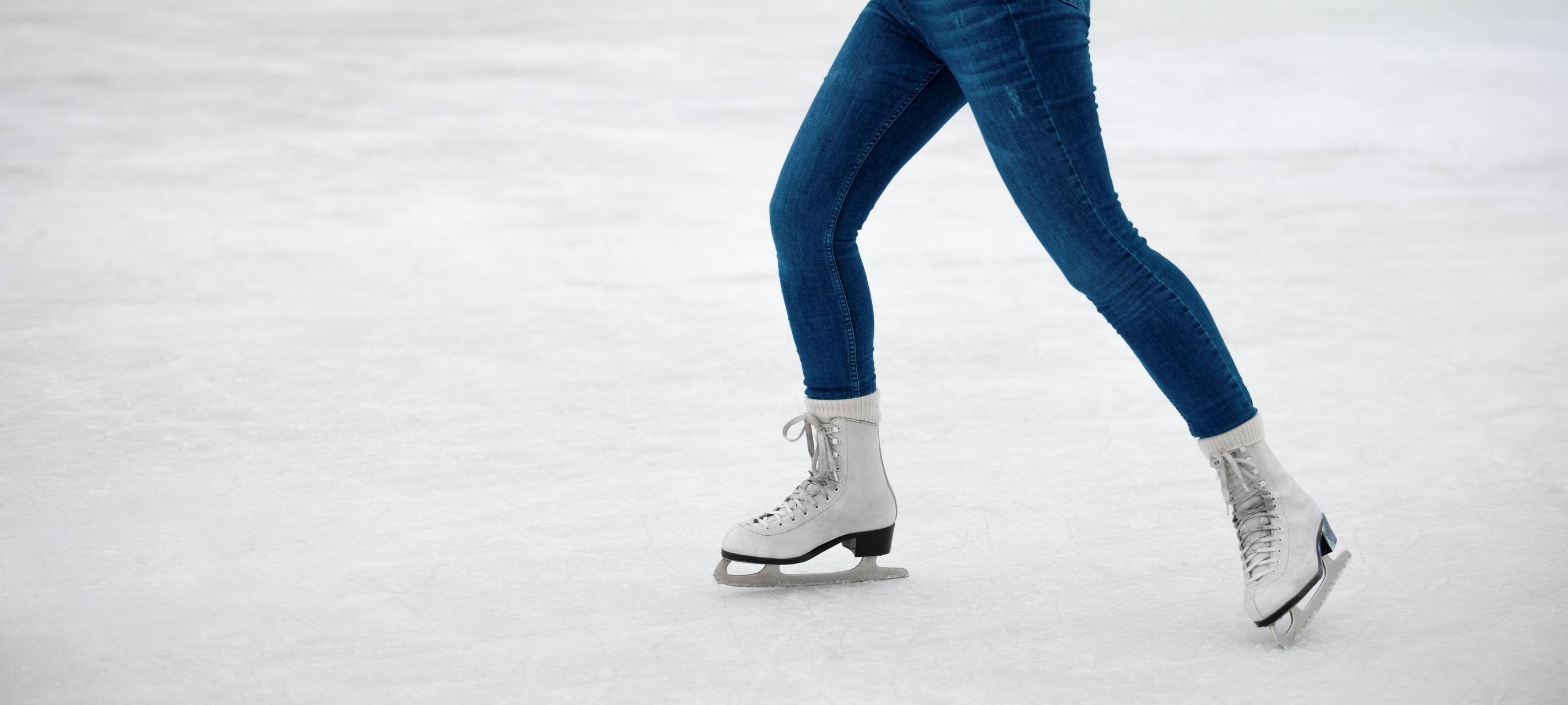 Eine Frau läuft auf dem Eis