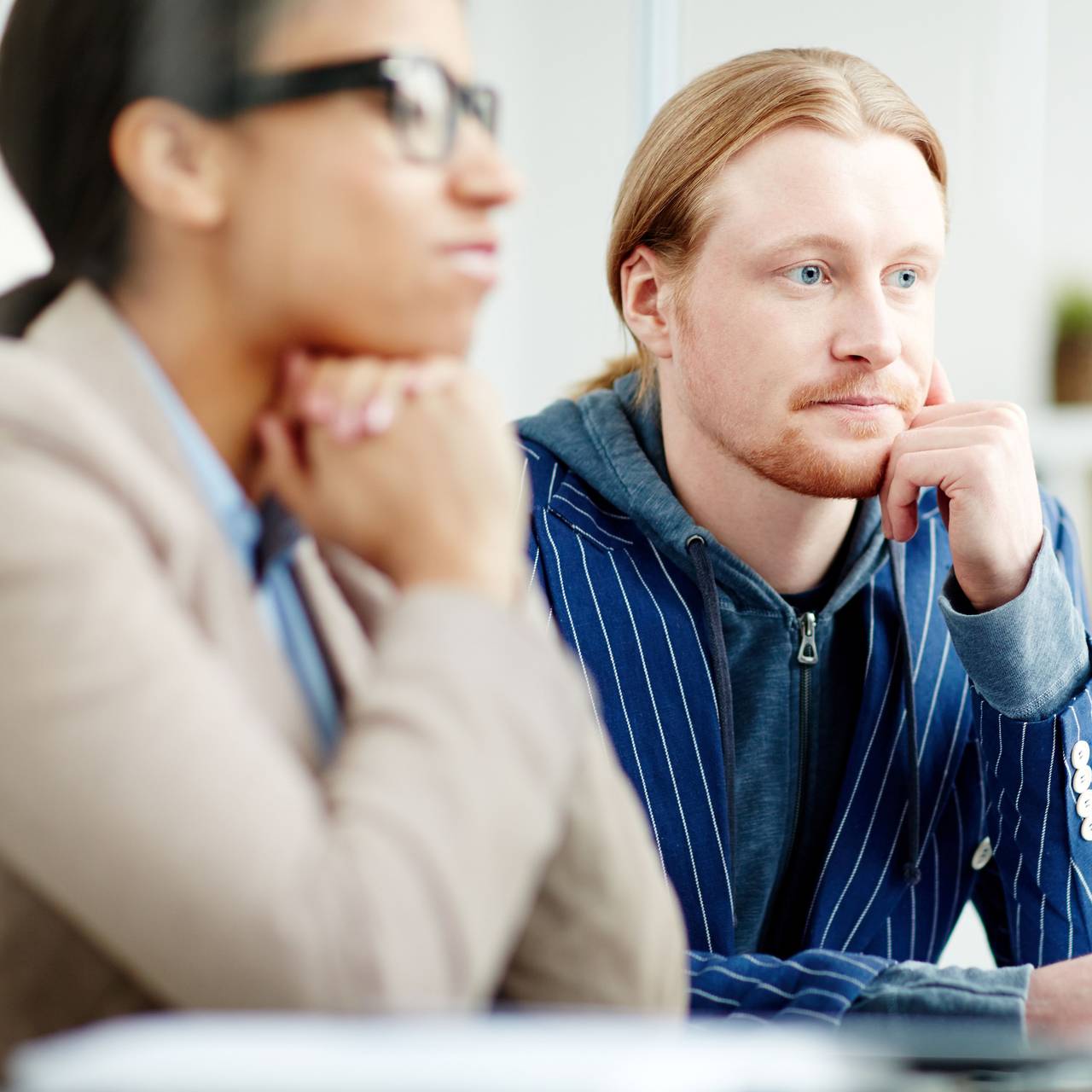 zwei Menschen sitzen nebeneinander am Tisch ohne sich anzuschauen