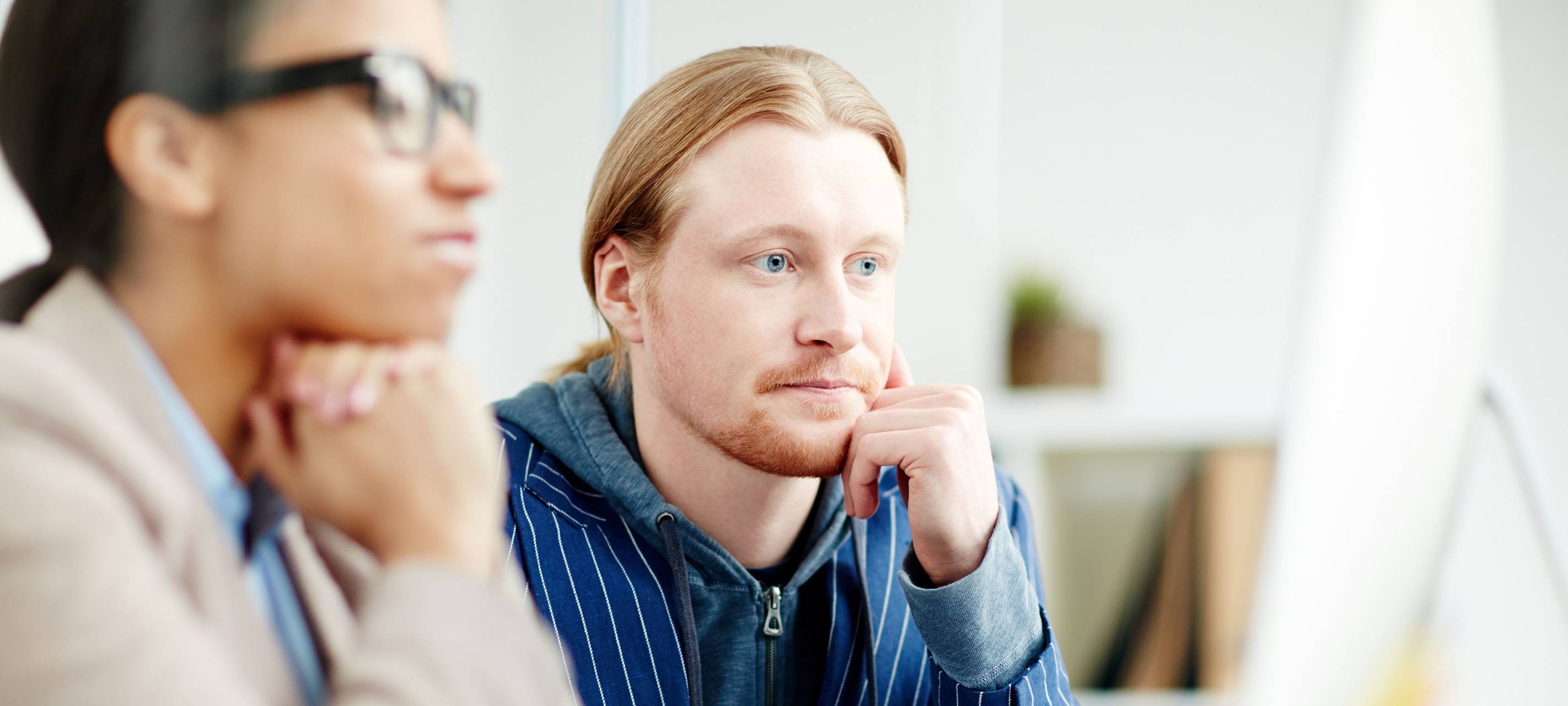 zwei Menschen sitzen nebeneinander am Tisch ohne sich anzuschauen