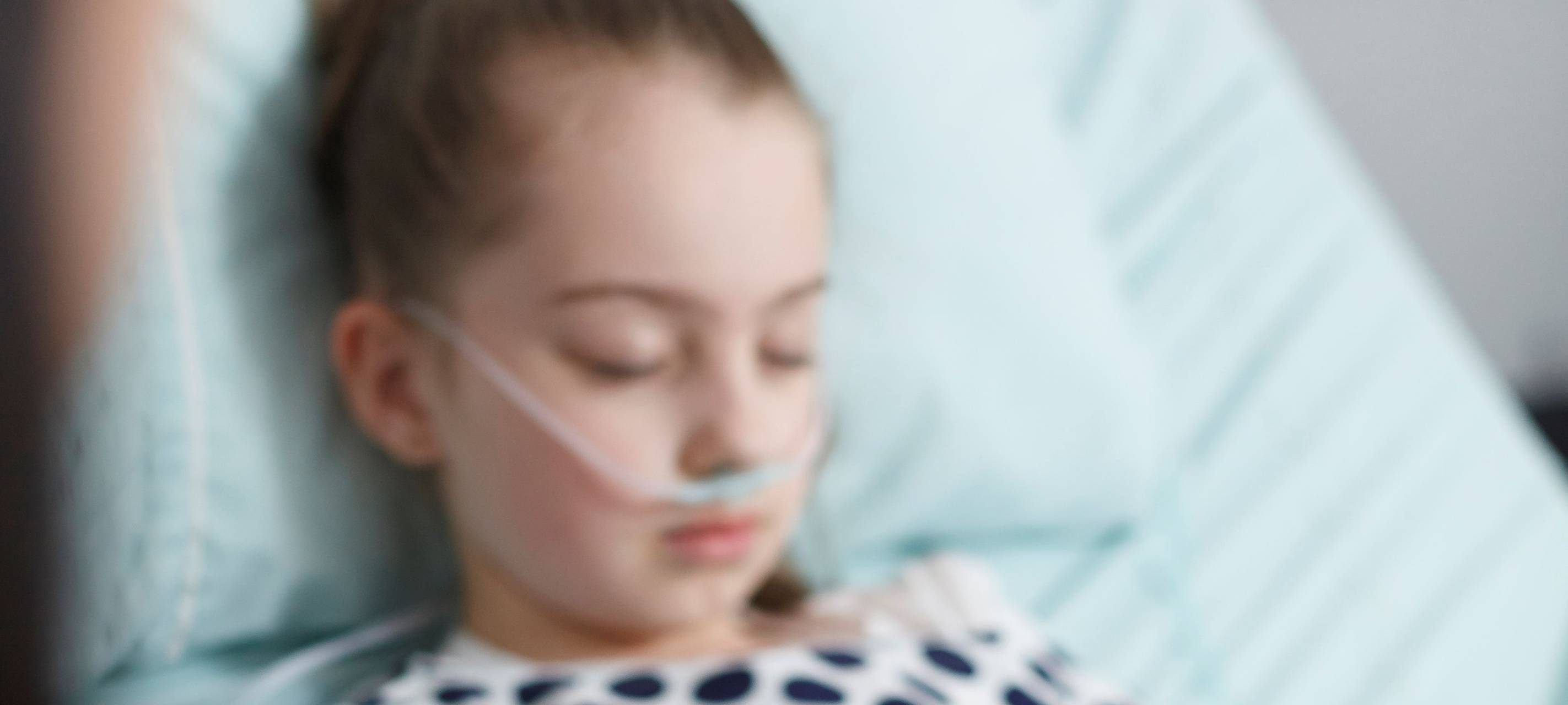 krankes Mädchen liegt im Krankenbett