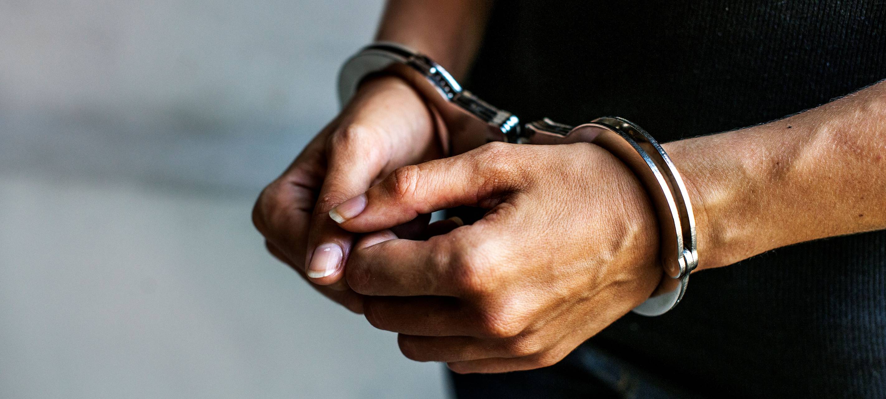Mann mit Handschellen um