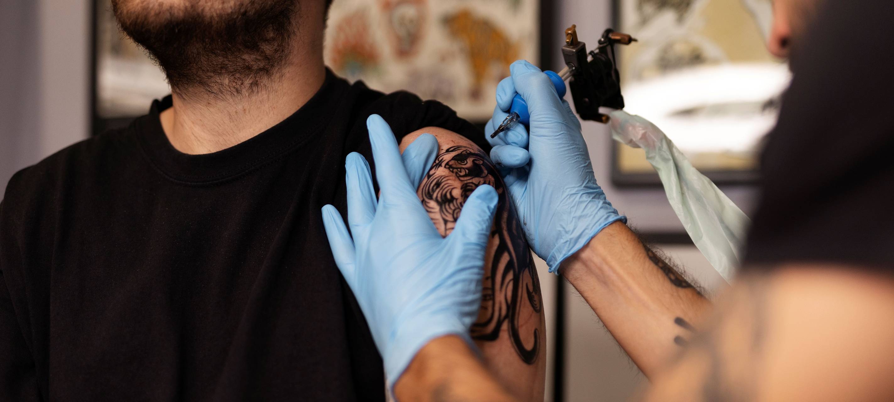 Ein Mann wird tätowiert