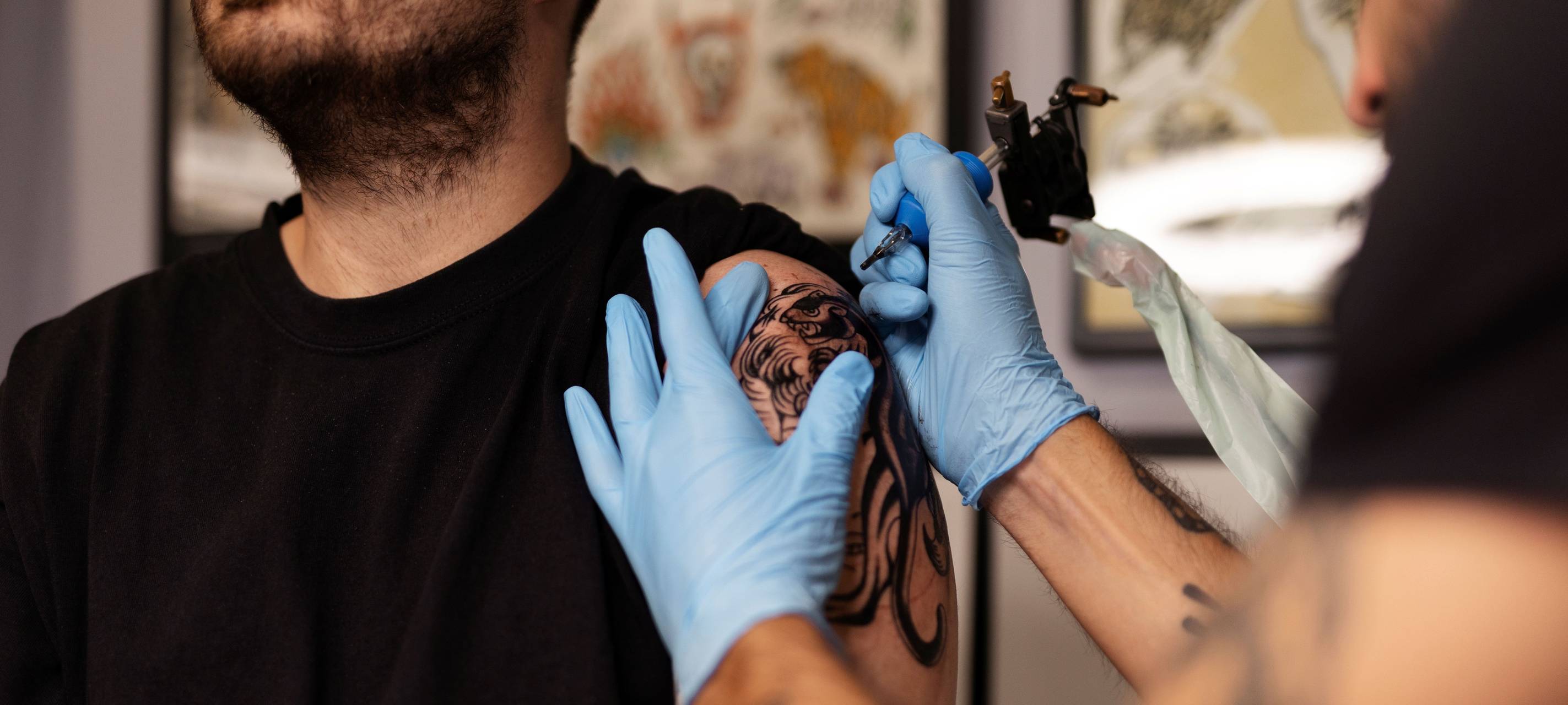 Mann lässt sich tätowieren